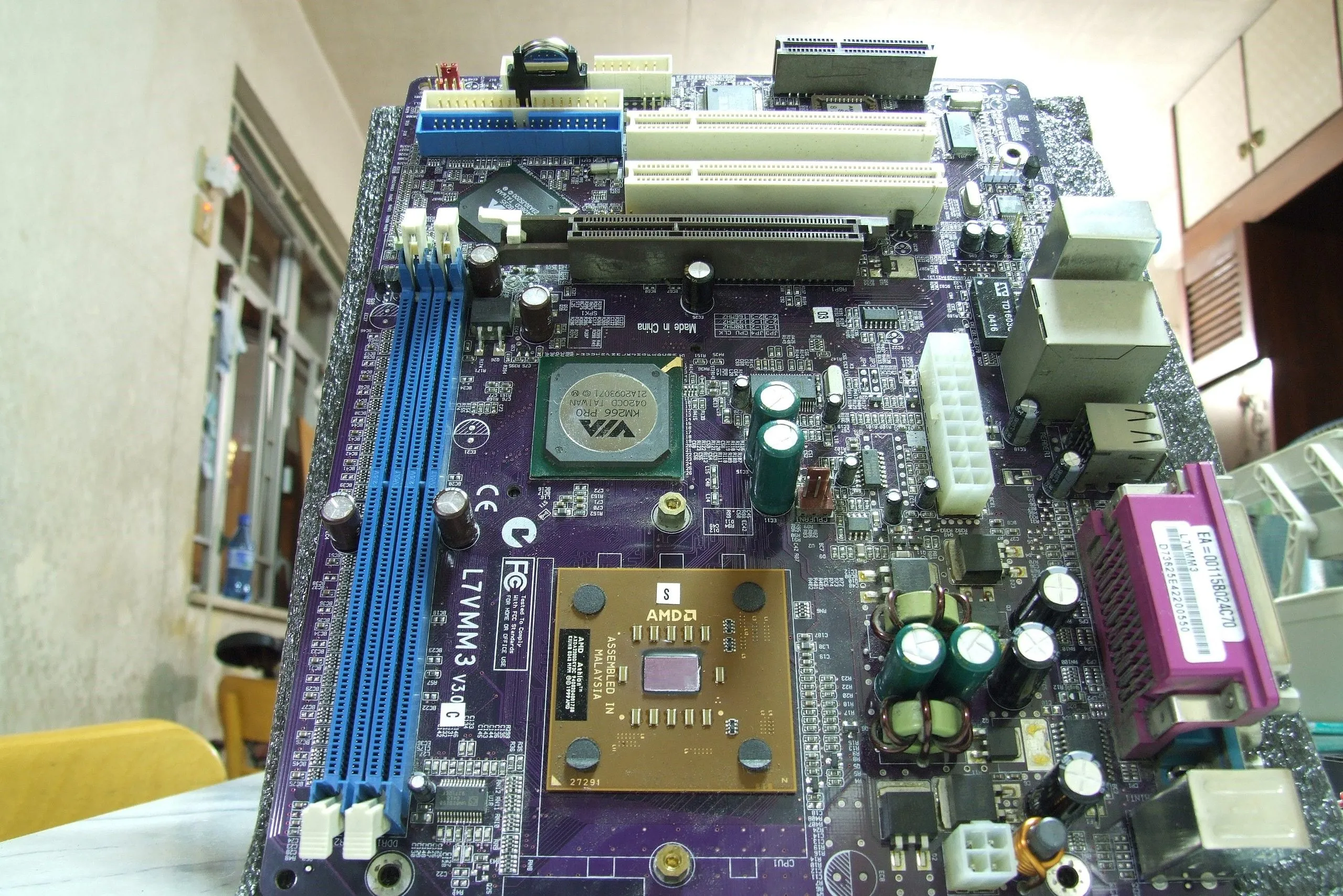 Bo mạch chủ chuẩn ATX nằm dọc trên nền trắng, minh họa các kích thước bo mạch chủ server