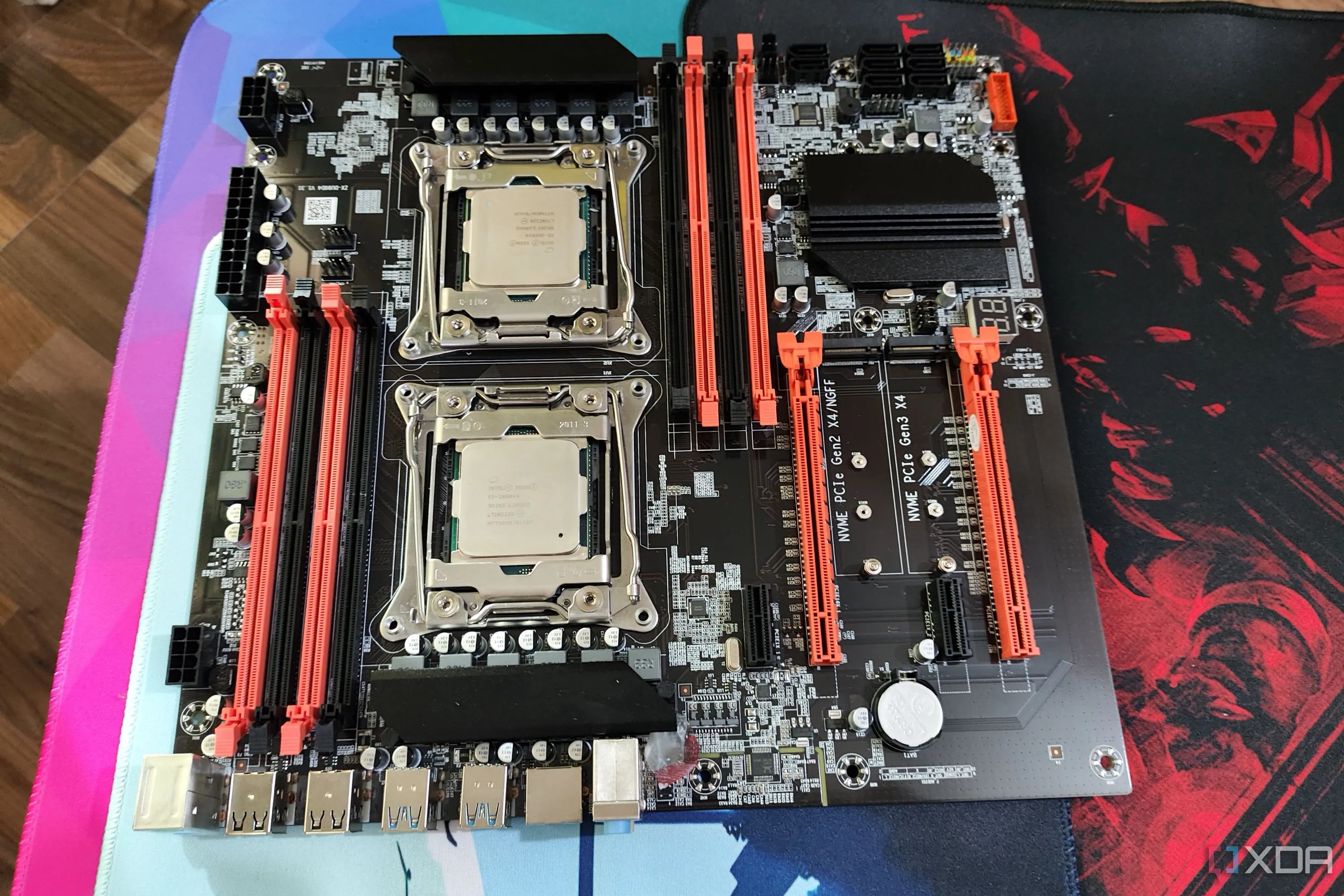 Bo mạch chủ server X99 với hai CPU Intel Xeon được lắp đặt, minh họa cấu hình tiêu thụ nhiều điện năng