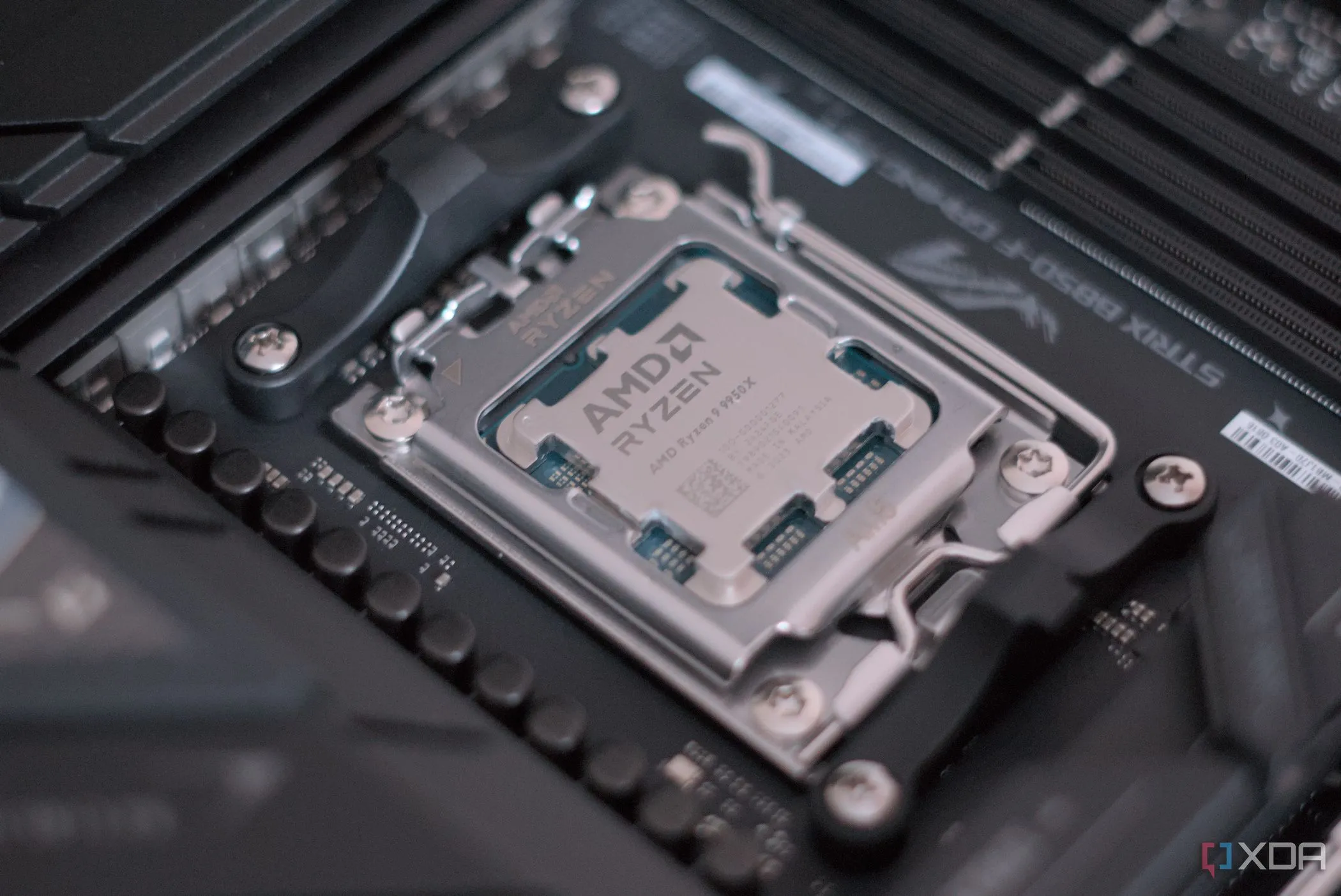 Bộ vi xử lý được lắp đặt trên bo mạch chủ Asus ROG Strix B850-F Gaming WiFi, minh họa cho phần cứng CPU trong máy tính.