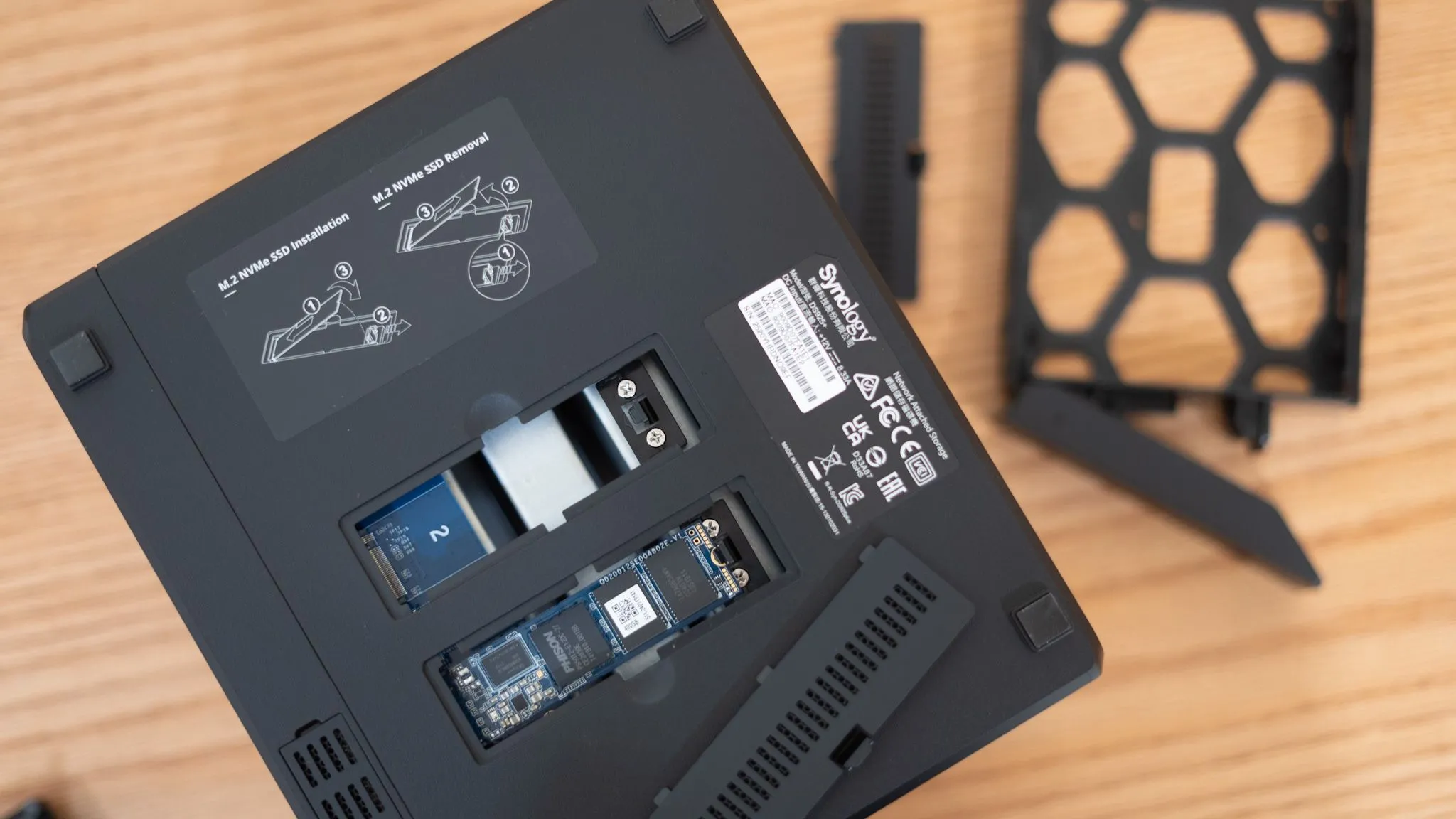 Các khe cắm NVMe trên thiết bị Synology DS925-Plus