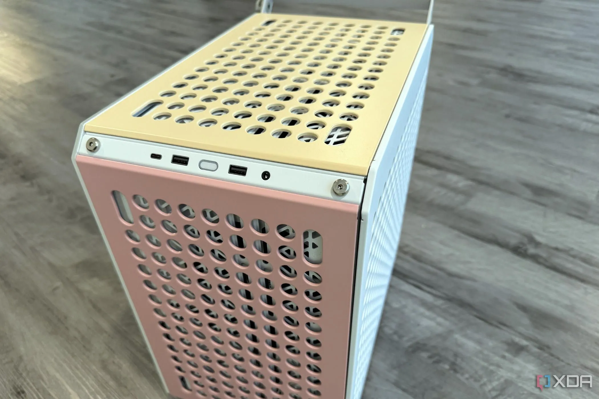 Các phiên bản màu sắc khác nhau của vỏ case Cooler Master Qube 500