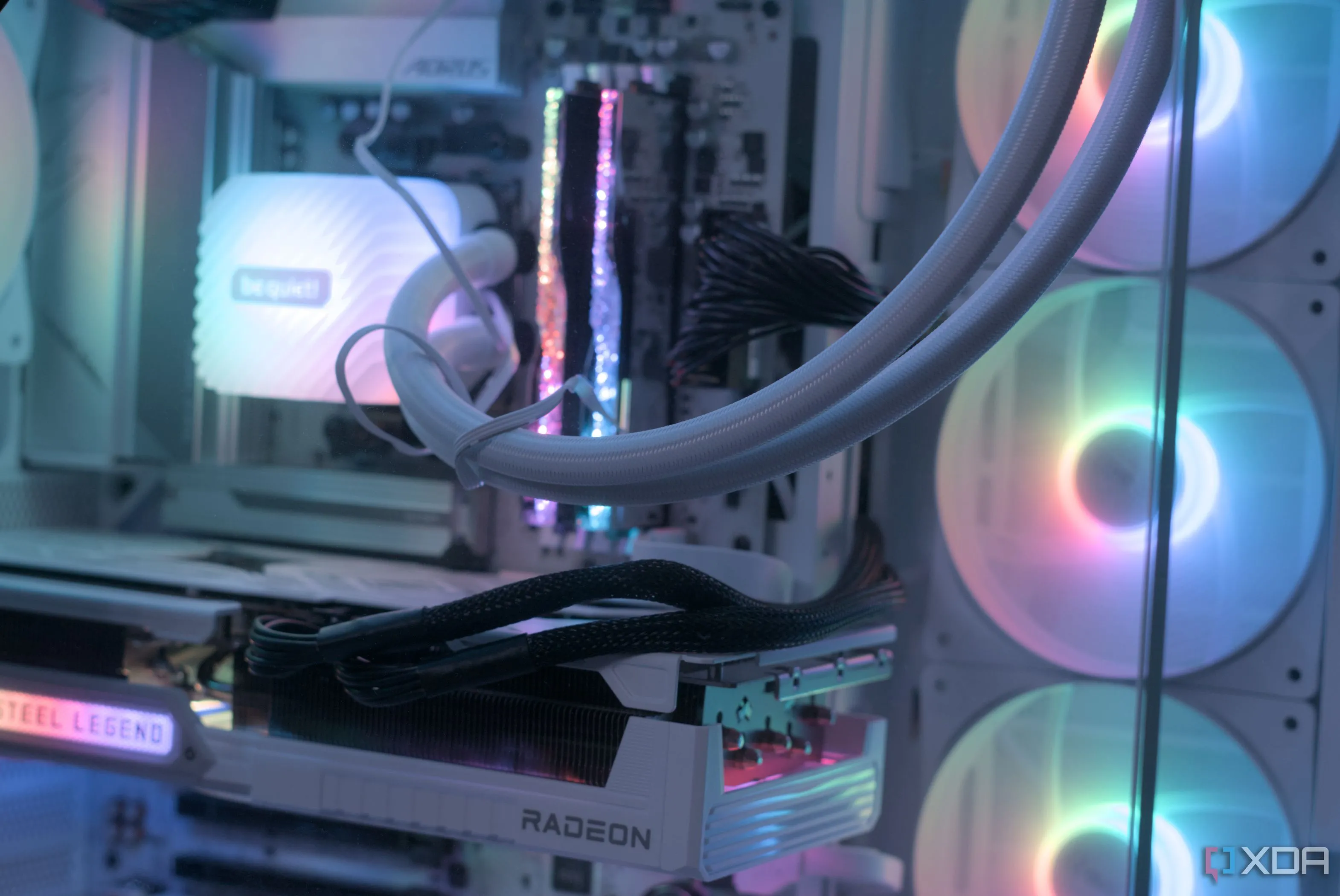 Cận cảnh bên trong một hệ thống PC được lắp ráp chuyên nghiệp