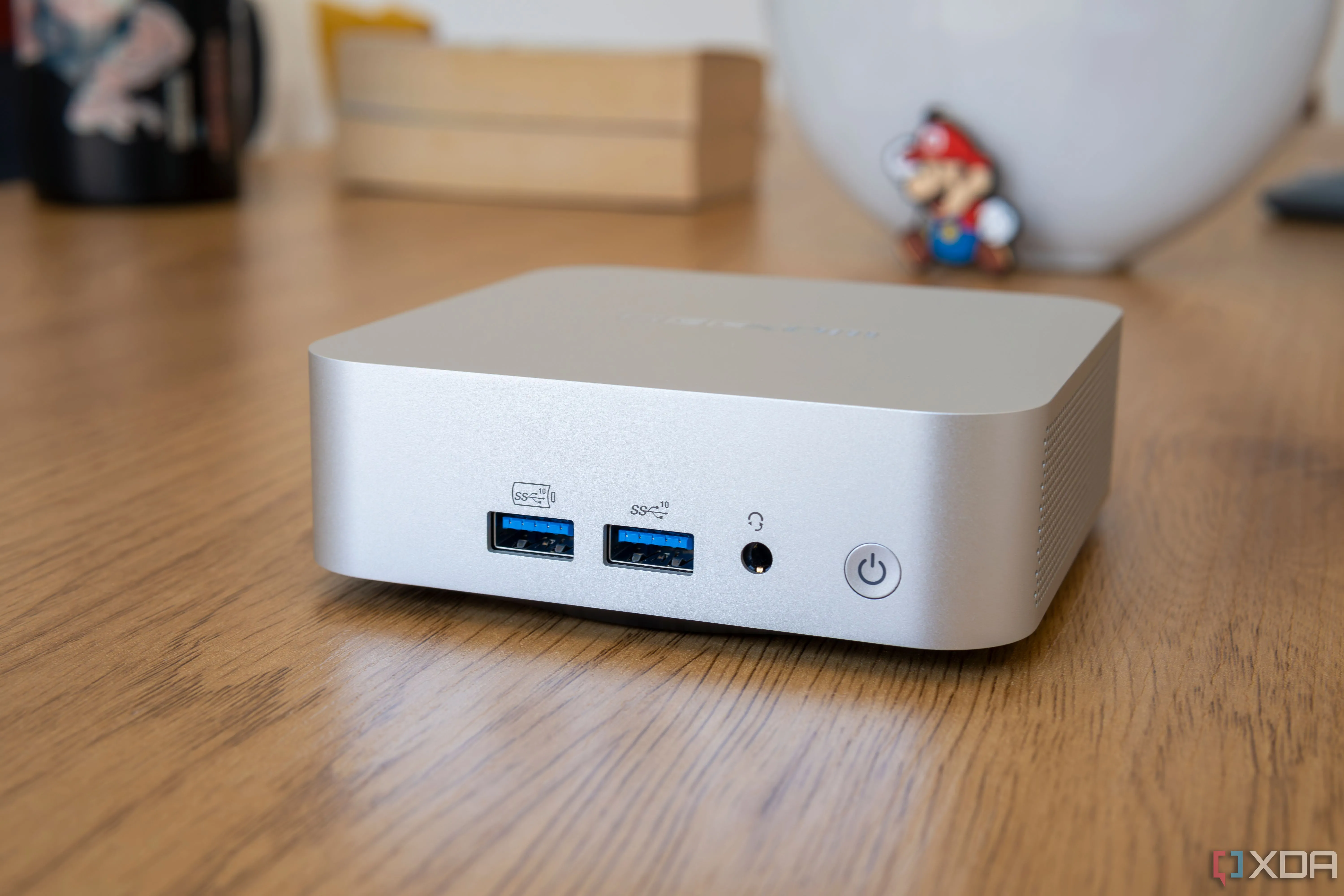 Cận cảnh mặt trước của Geekom A8, một ví dụ về mini PC gặp vấn đề kết nối.