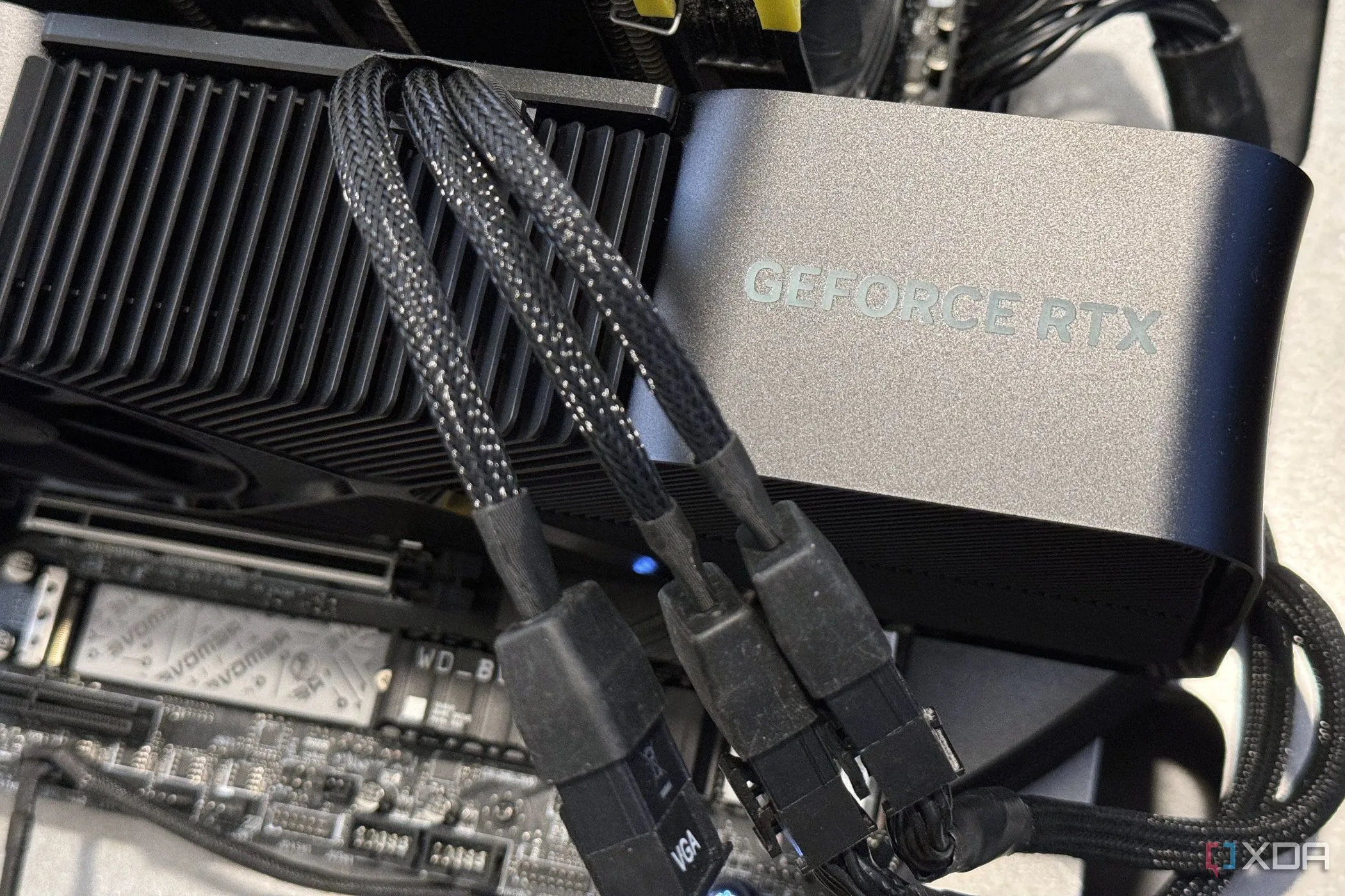 Card đồ họa Nvidia GeForce RTX 4080 Super gắn trên bo mạch chủ, minh họa cho việc tối ưu hiệu năng GPU.