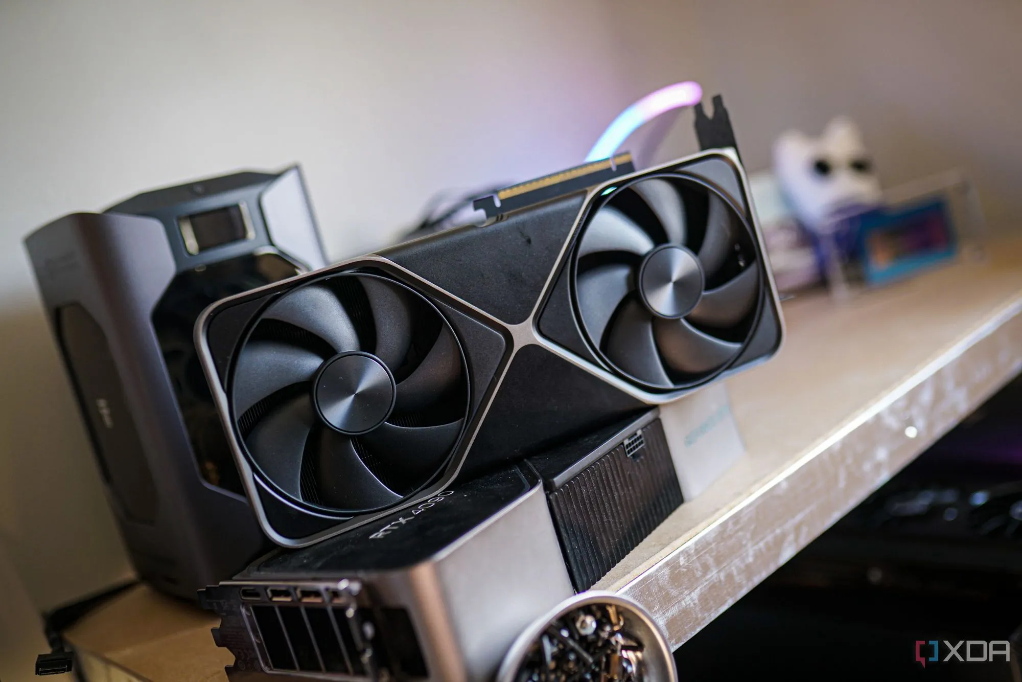 Card đồ họa Nvidia GeForce RTX 5090 trên kệ trưng bày