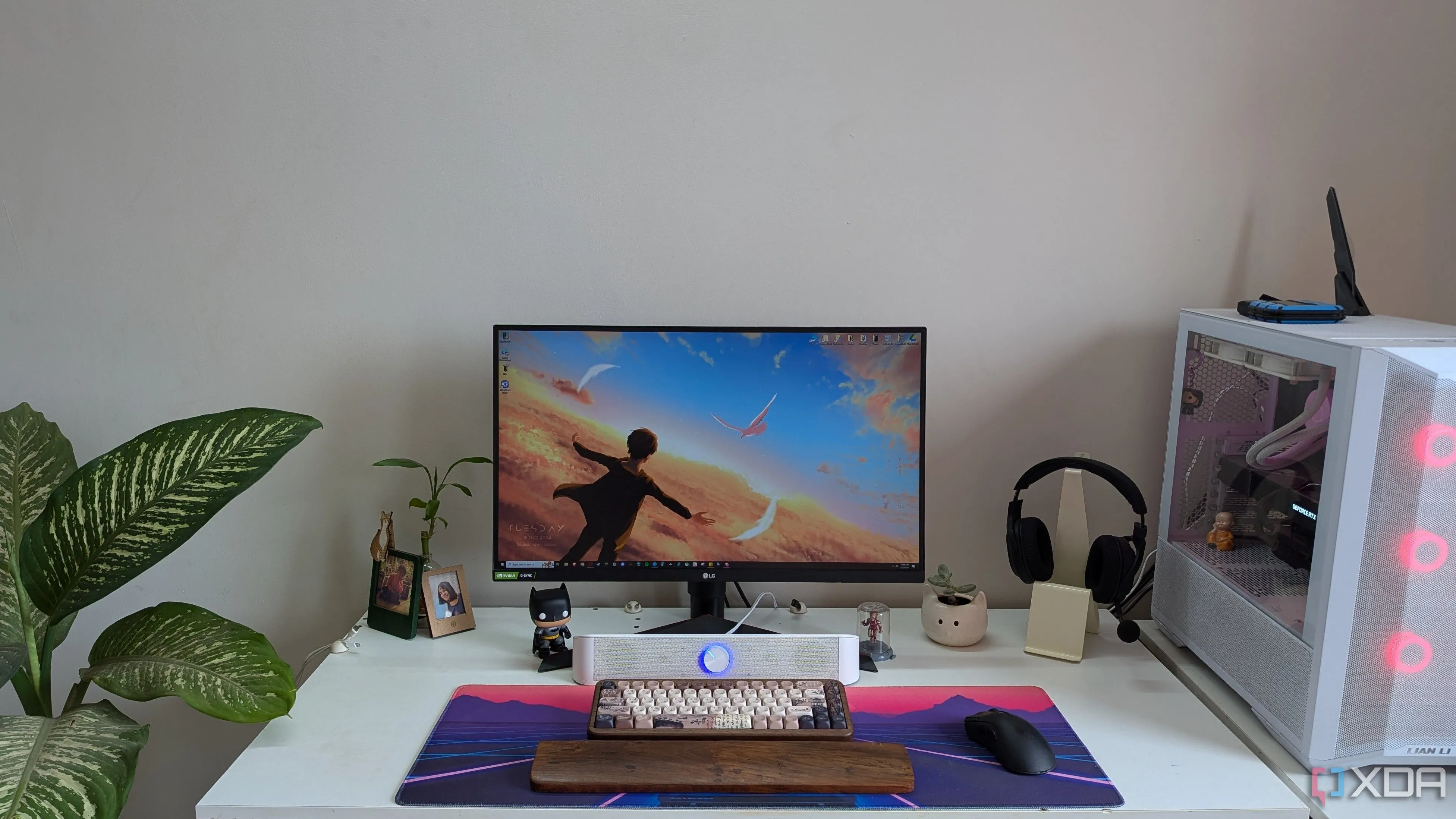 Dàn máy tính cá nhân (PC) hoàn chỉnh với màn hình, thùng máy và các phụ kiện trên bàn.