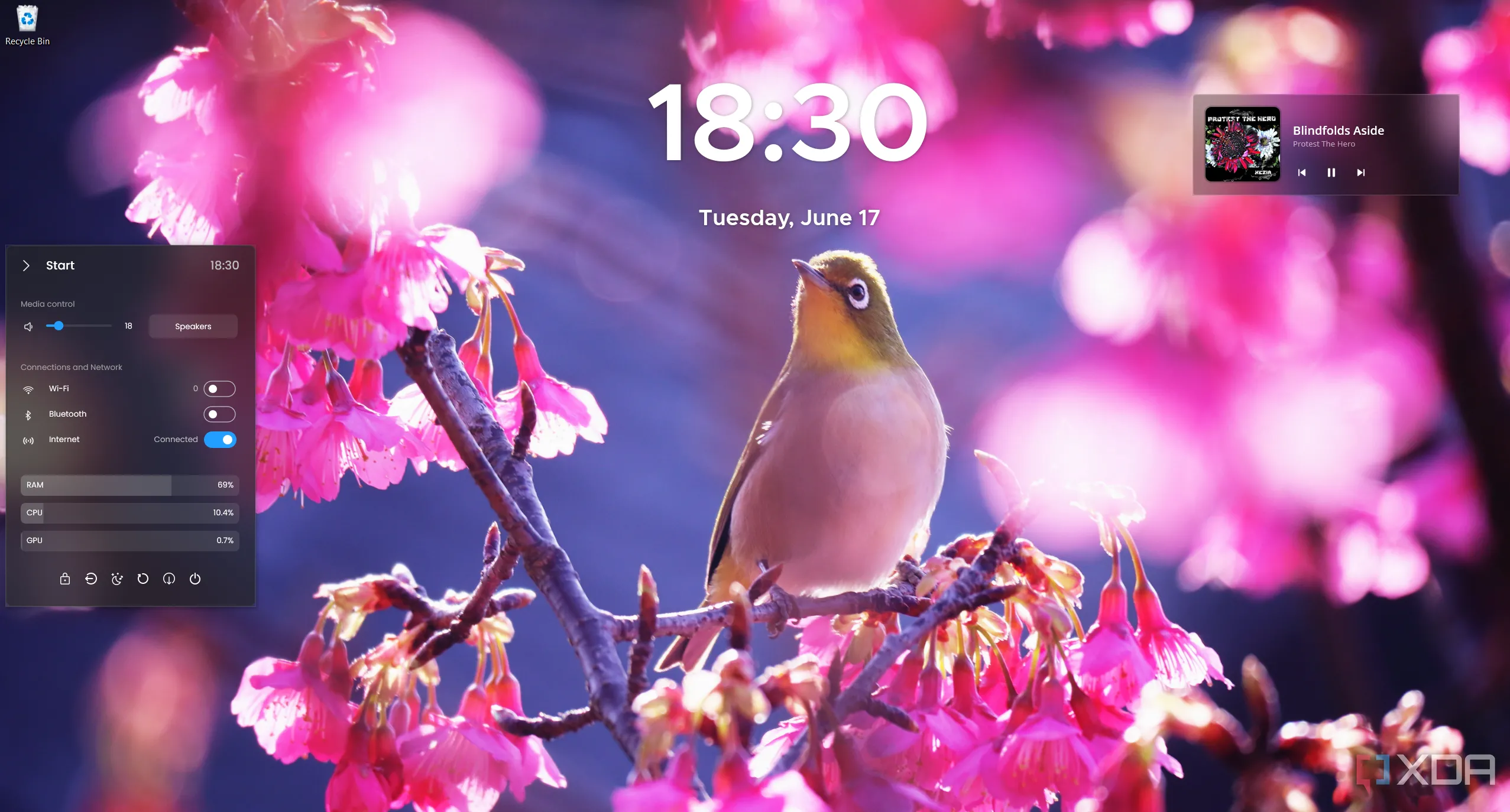 Desktop Windows 11 được tùy biến với các widget JaxCore như trình phát nhạc và đồng hồ