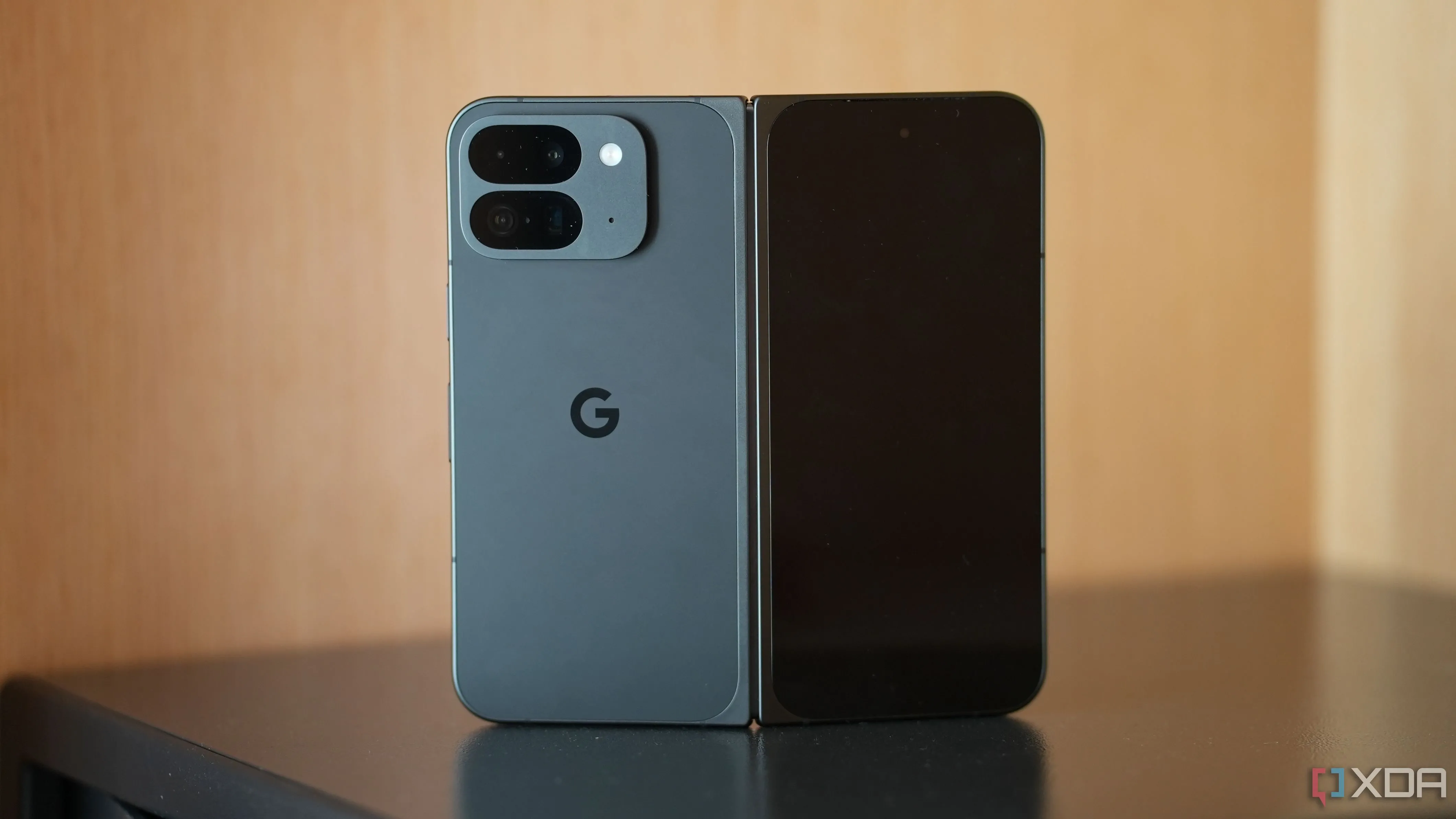 Điện thoại gập dạng sách Google Pixel 9 Pro Fold, đối lập với điện thoại gập vỏ sò
