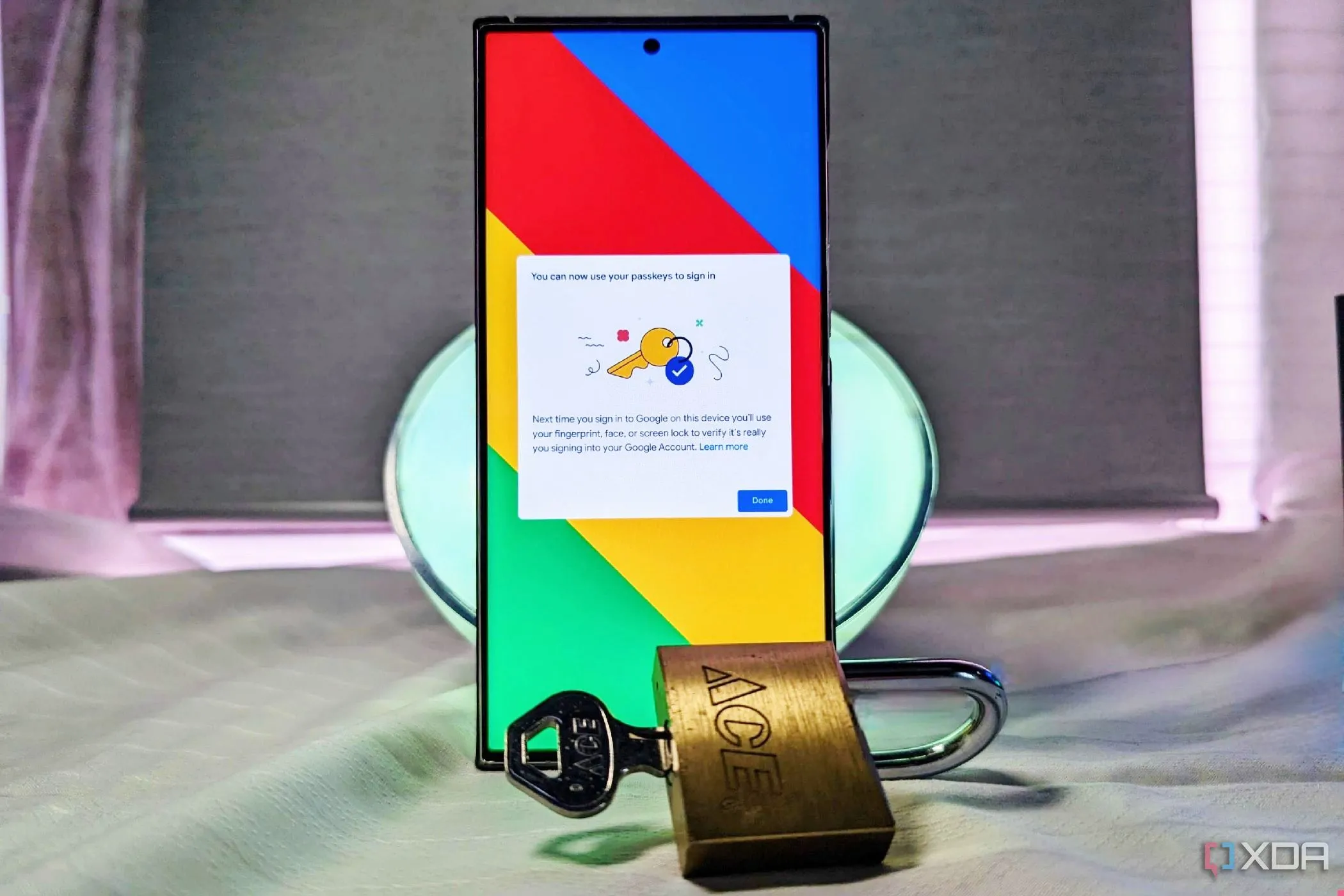 Điện thoại Samsung Galaxy S23 Ultra hiển thị xác nhận Passkey cạnh hình ổ khóa và chìa khóa