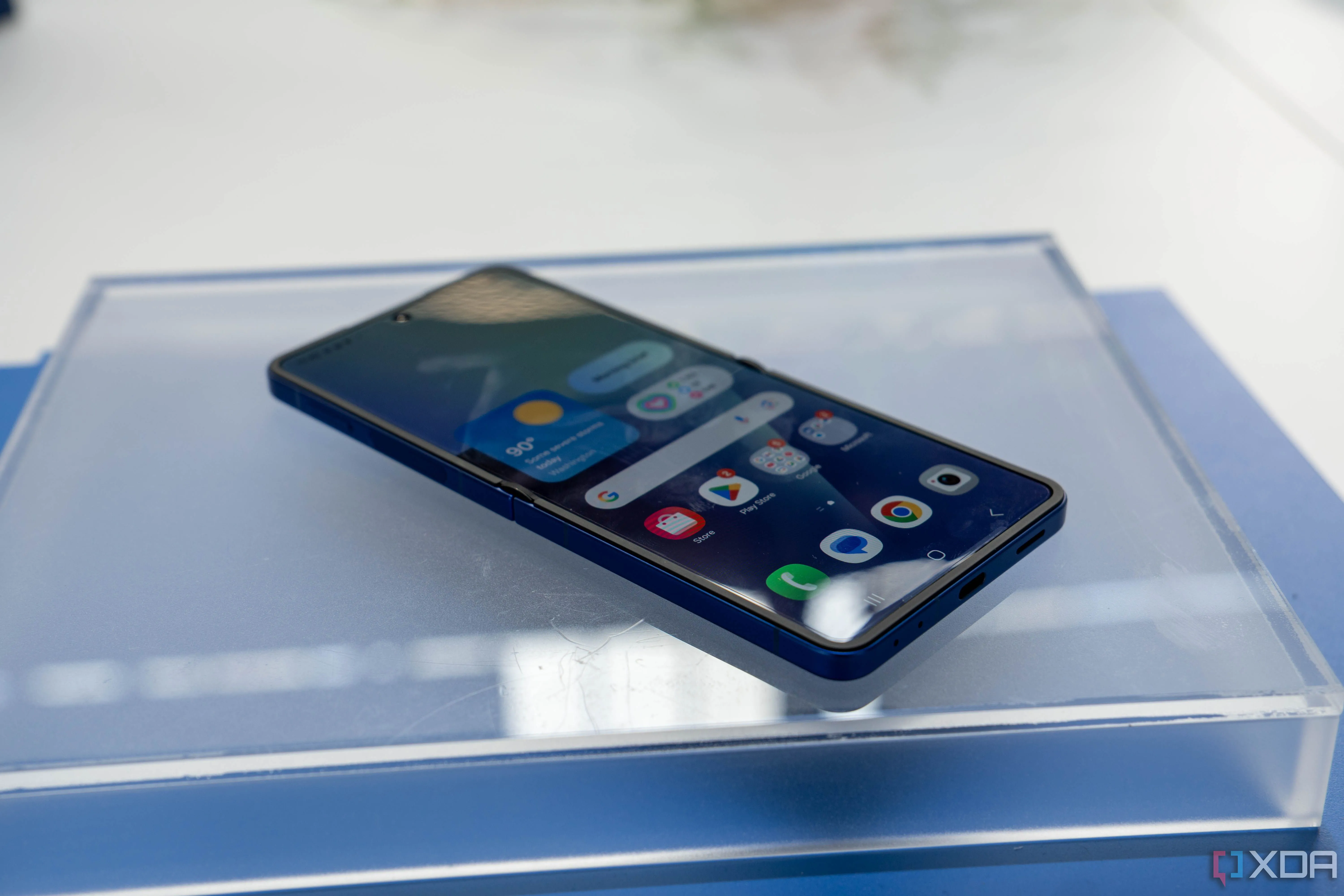 Điện thoại Samsung Galaxy Z Flip 7 mở phẳng trên bàn, màn hình chính hiển thị nội dung