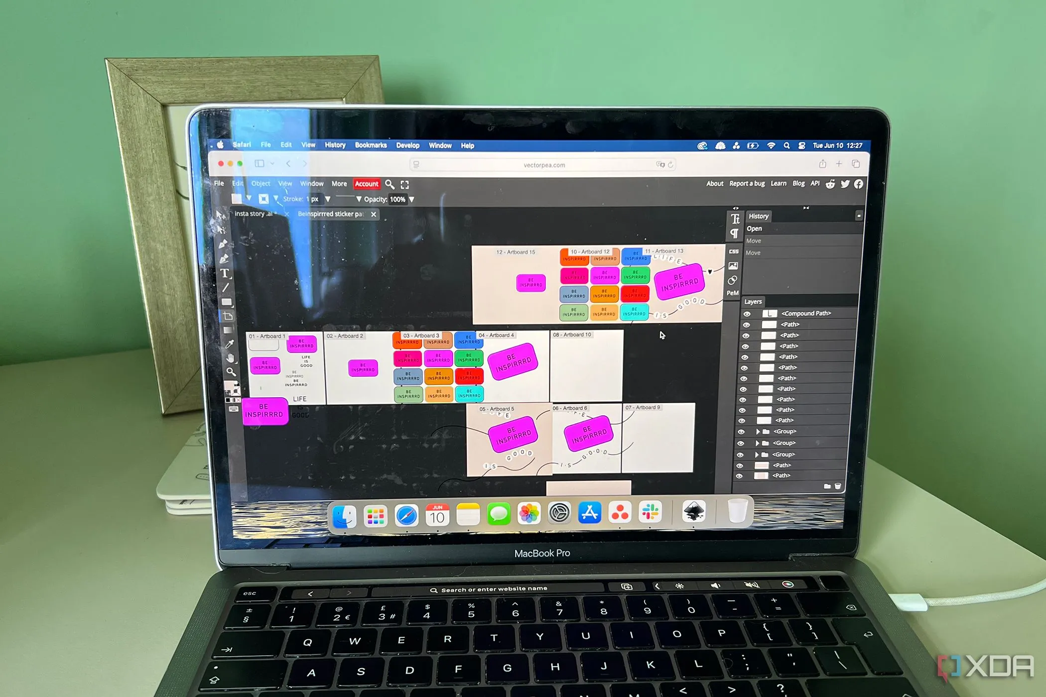 Dự án Vectorpea hiển thị trên MacBook cùng logo Inkscape