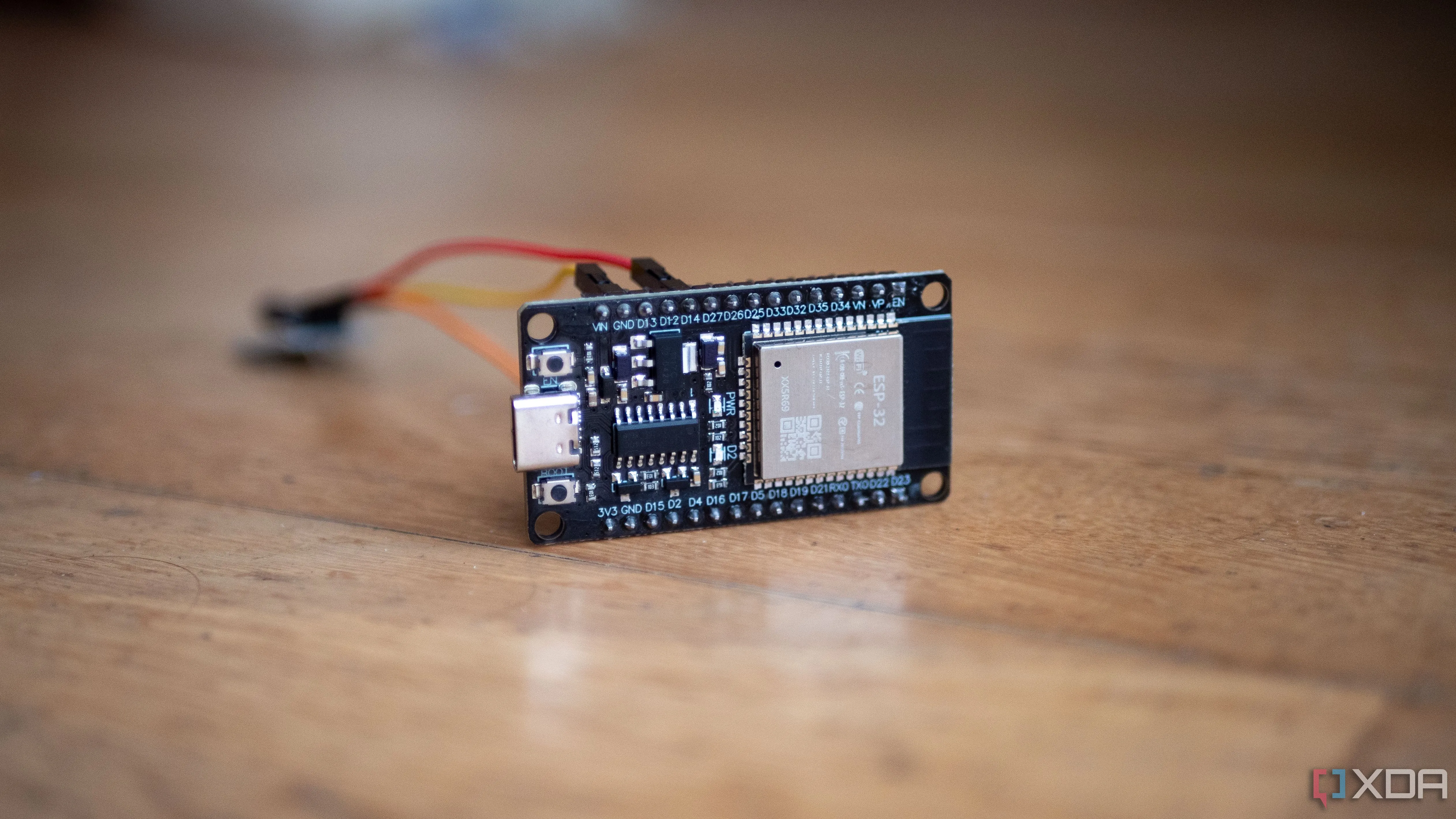 ESP32 kết nối với cảm biến rung, minh họa cho các ứng dụng đa dạng của vi điều khiển trong hệ thống nhà thông minh