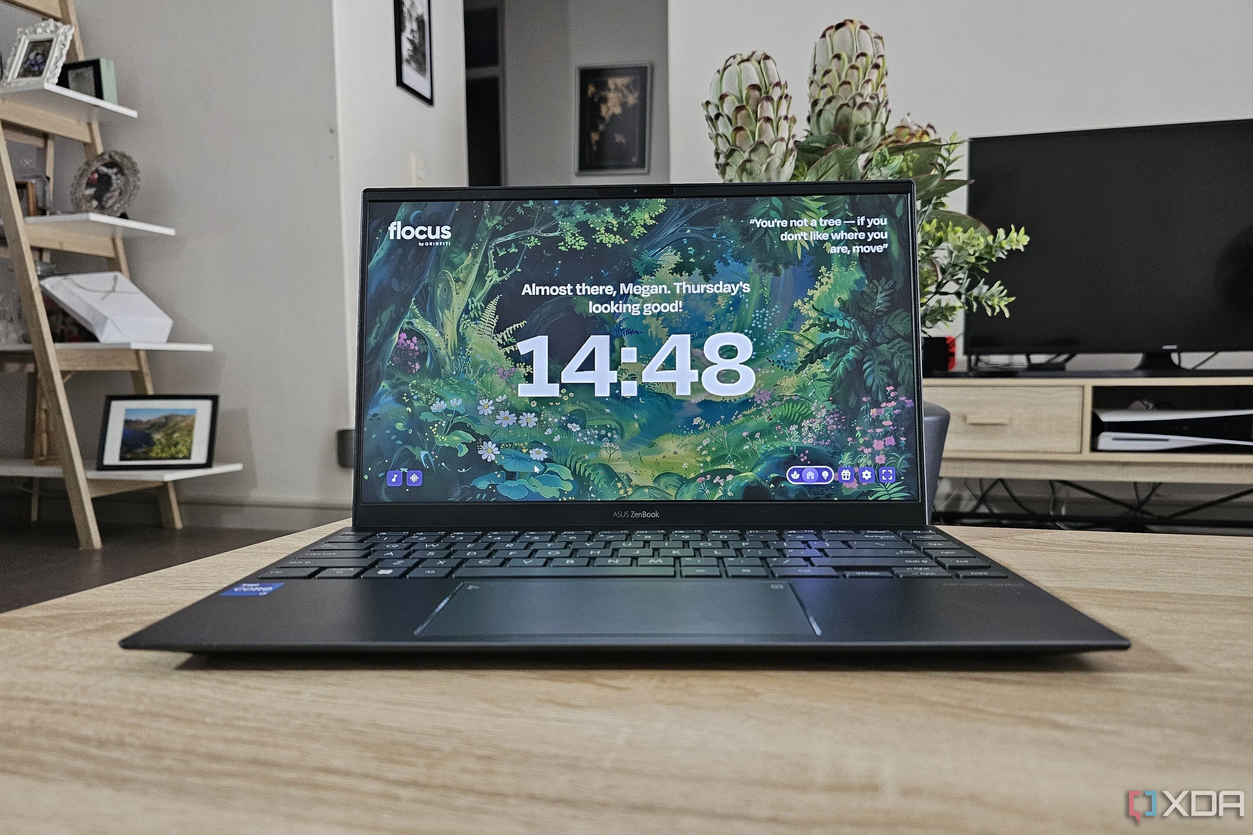 Giao diện dashboard năng suất Flocus hiển thị trên màn hình laptop, minh họa khả năng tập trung của Apostrophe