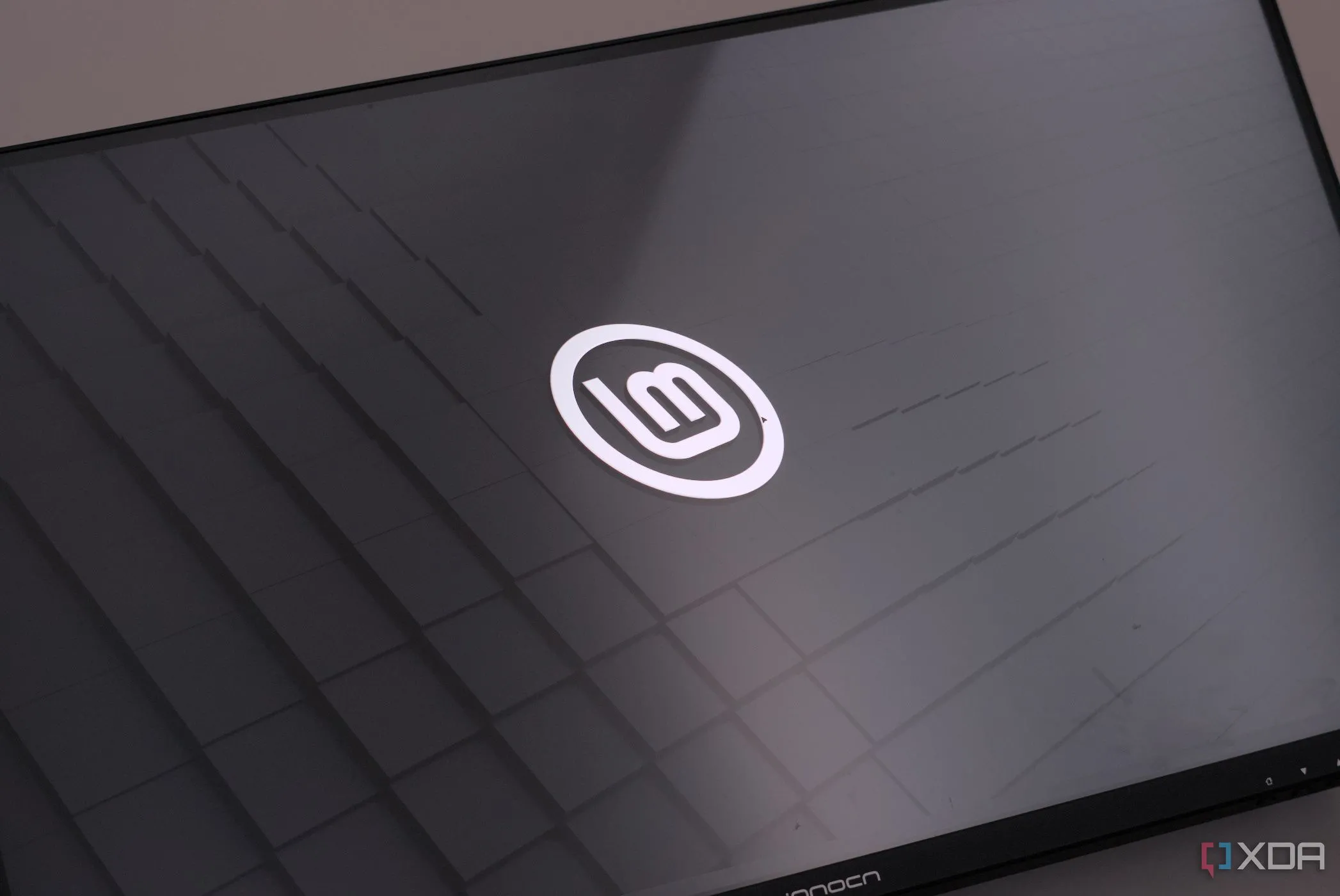 Giao diện desktop của Linux Mint 22.1, thể hiện môi trường làm việc thân thiện, hiện đại và khả năng tùy biến cao, là lựa chọn lý tưởng cho người dùng chuyển đổi từ Windows.