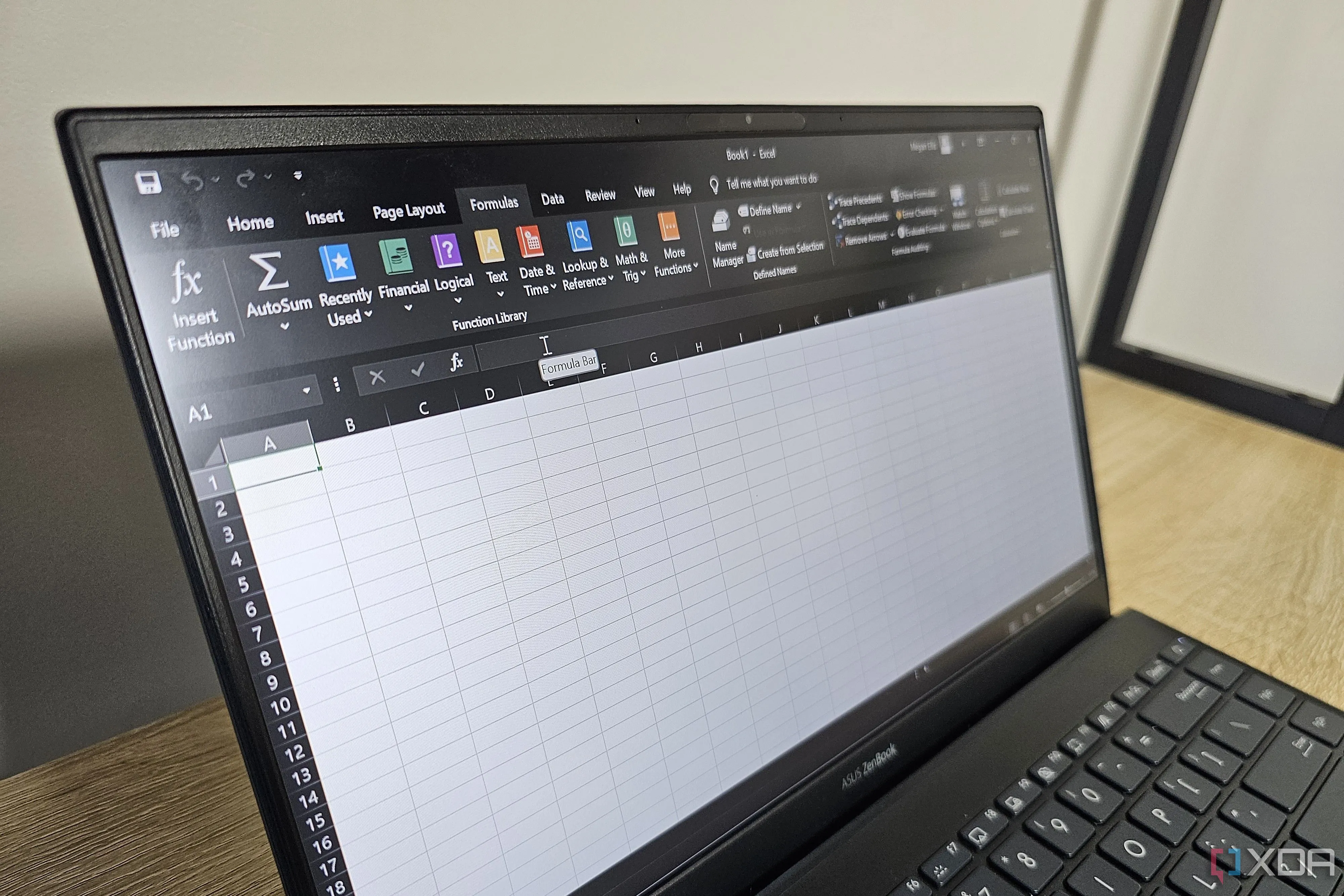 Giao diện Excel trên laptop hiển thị thẻ &quot;Formulas&quot;, nơi người dùng có thể kết hợp Python và các công thức Excel