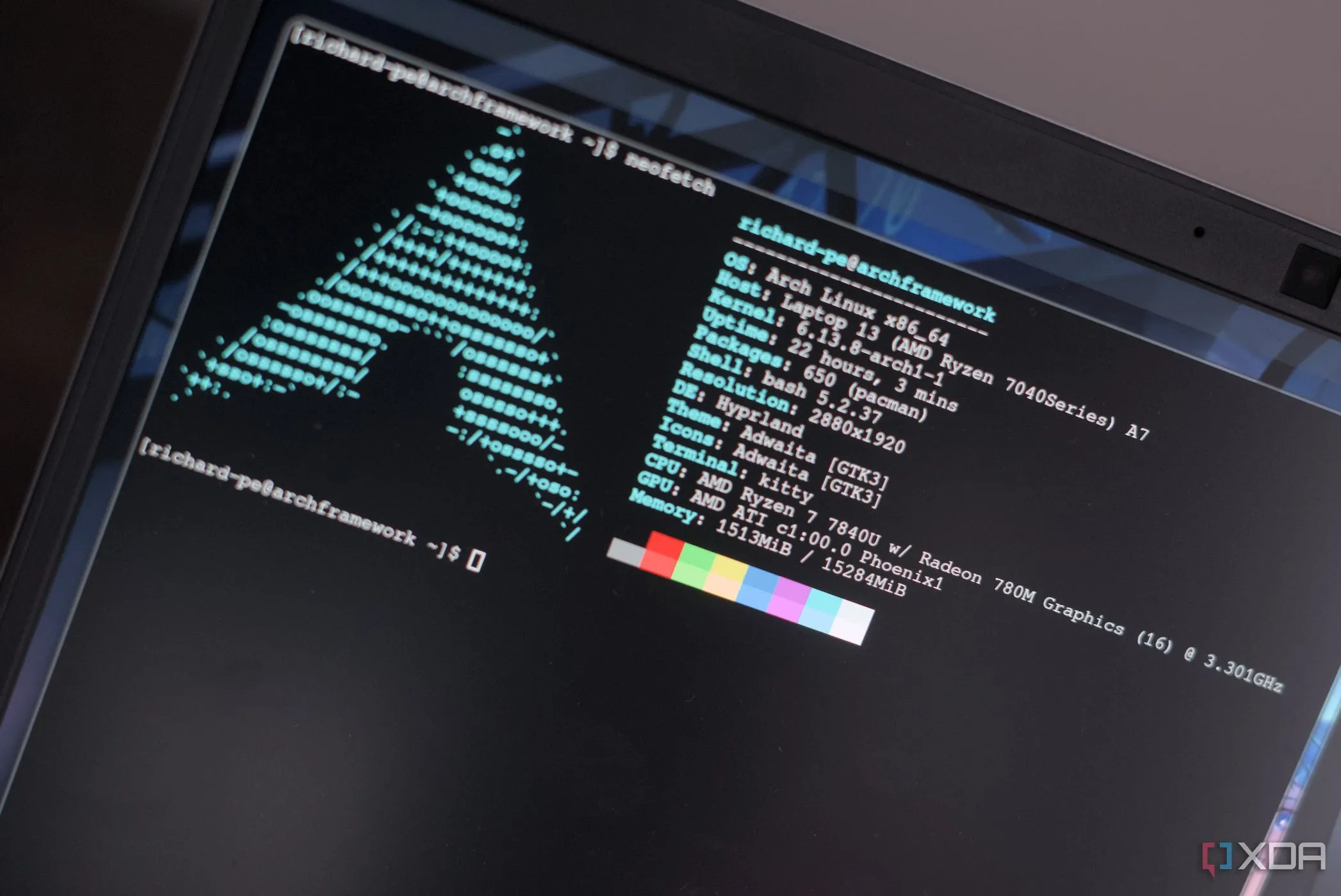 Giao diện Hyprland trên laptop chạy Arch Linux, minh họa hệ điều hành mã nguồn mở Linux