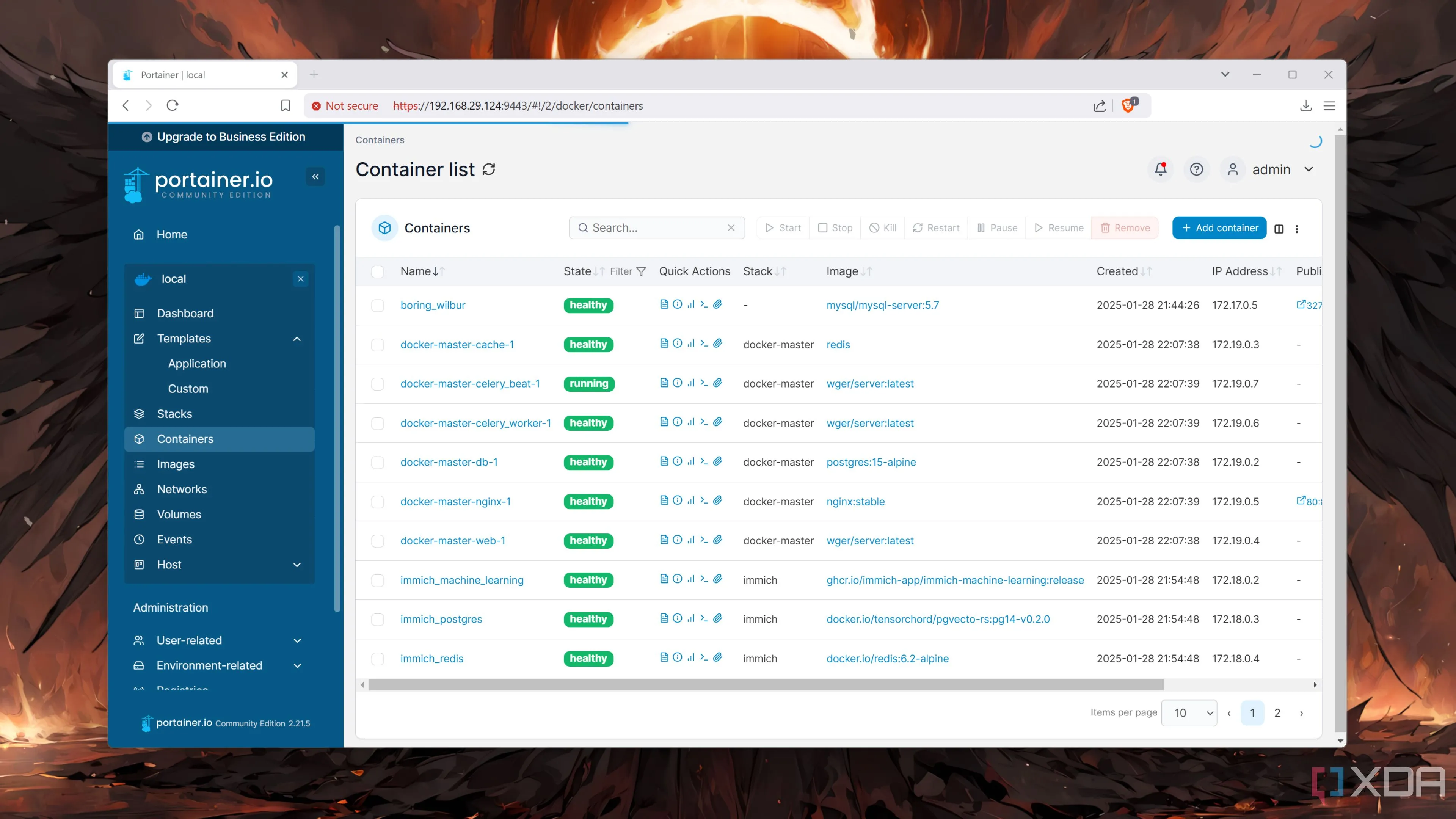 Giao diện Portainer hiển thị nhiều Docker container đang hoạt động và trạng thái của chúng, minh họa việc quản lý dễ dàng các dịch vụ tự host.