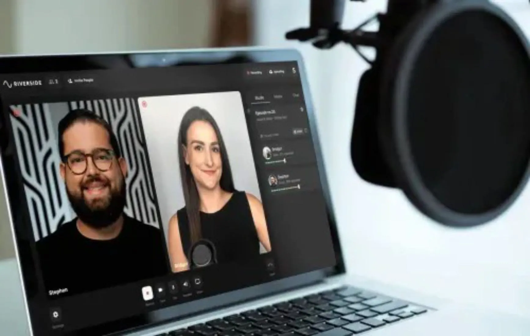 Giao diện Riverside.fm trên laptop được sử dụng để ghi âm podcast từ xa.