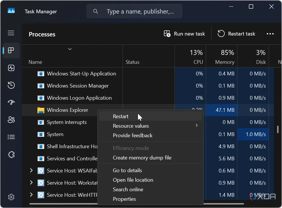 Giao diện Task Manager hiển thị tùy chọn &quot;Restart&quot; cho Windows Explorer trên Windows 11