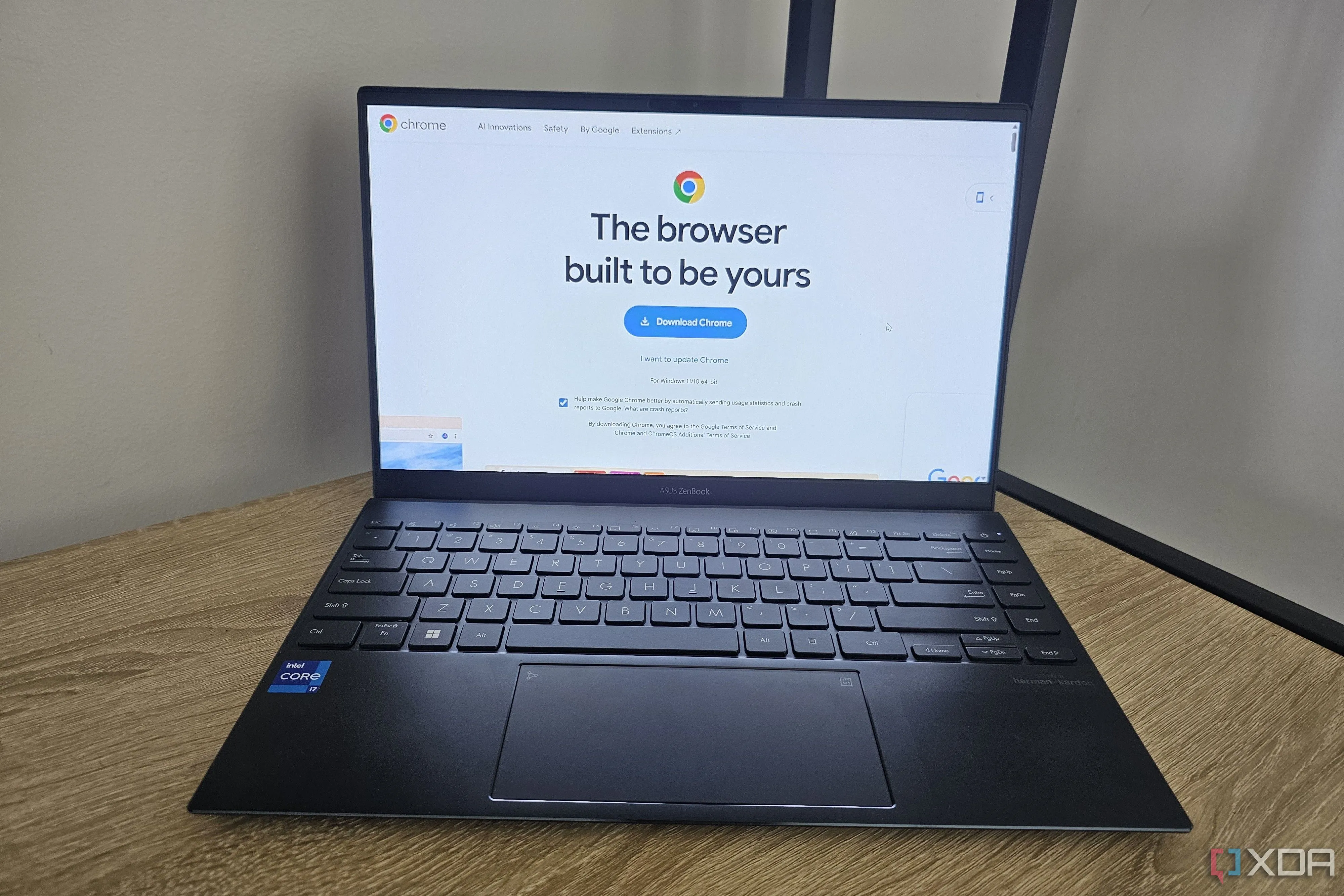 Giao diện trình duyệt Google Chrome trên màn hình laptop hiển thị trang web chính thức của Chrome