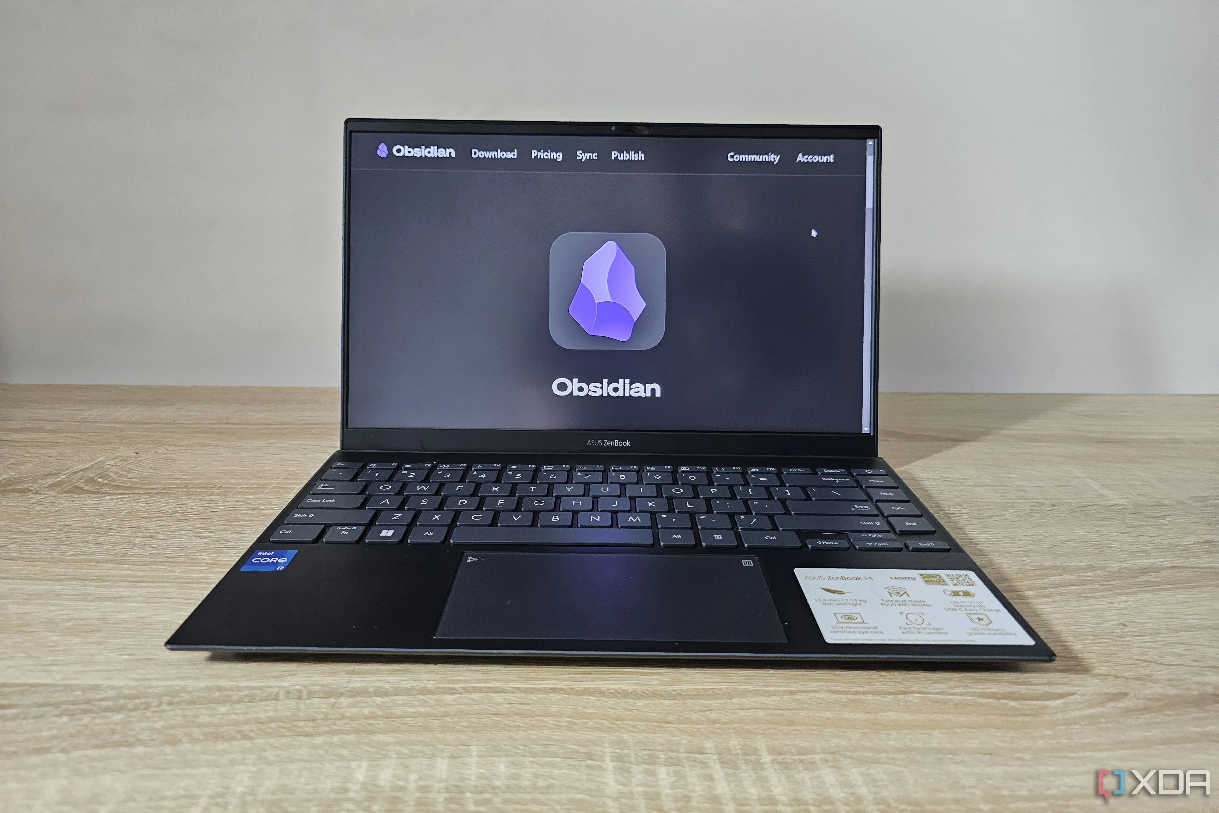 Giao diện website Obsidian hiển thị trên màn hình laptop