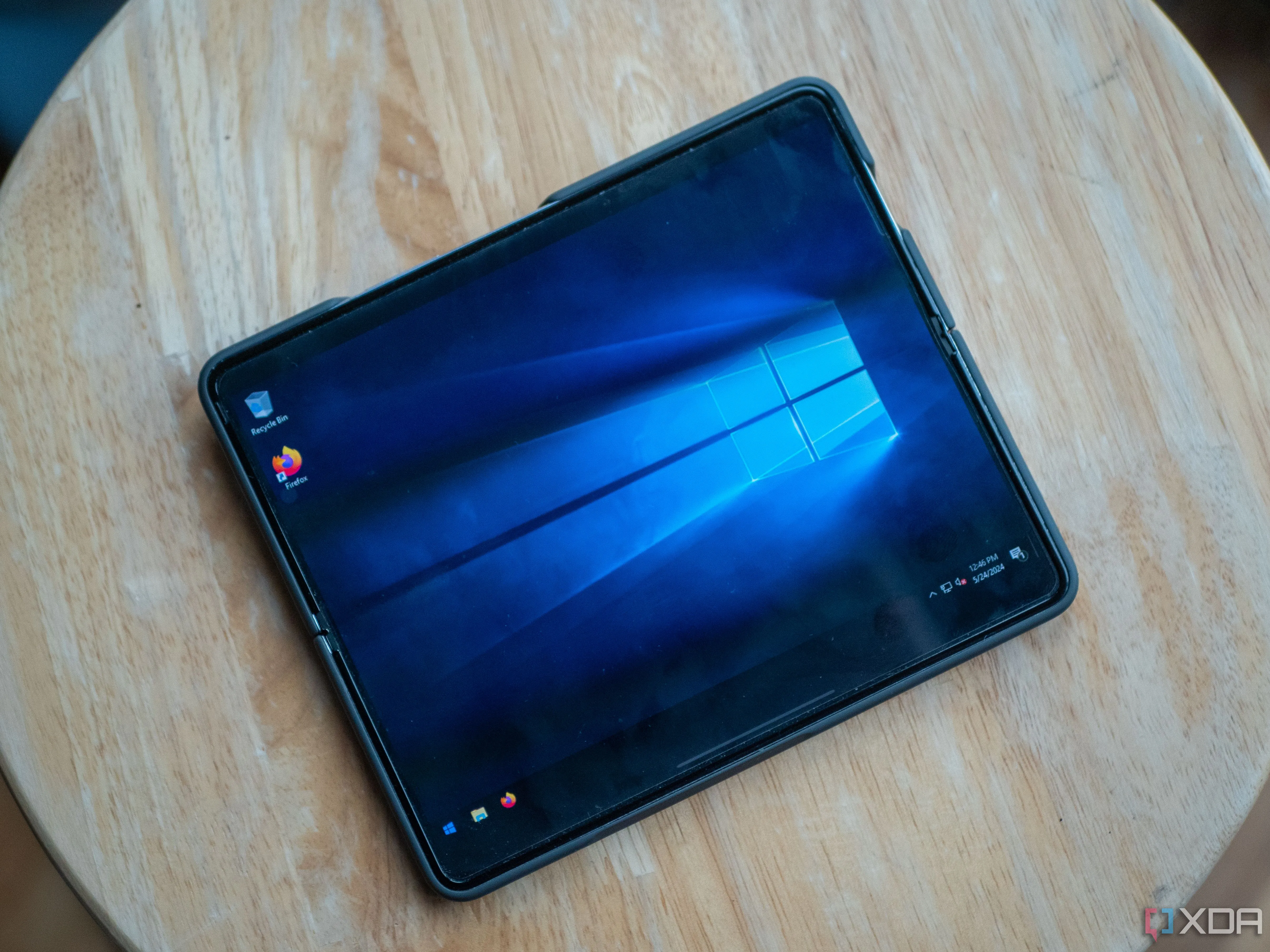 Giao diện Windows 10 trên màn hình Samsung Galaxy Z Fold 5, cho thấy khả năng tương thích của hệ điều hành này trên nhiều thiết bị, nhưng cũng ngụ ý về thời gian hỗ trợ có hạn.