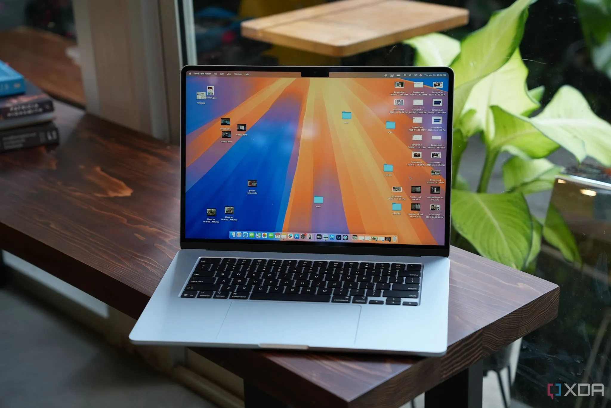 Góc nhìn chi tiết MacBook Air M4 hiển thị giao diện macOS