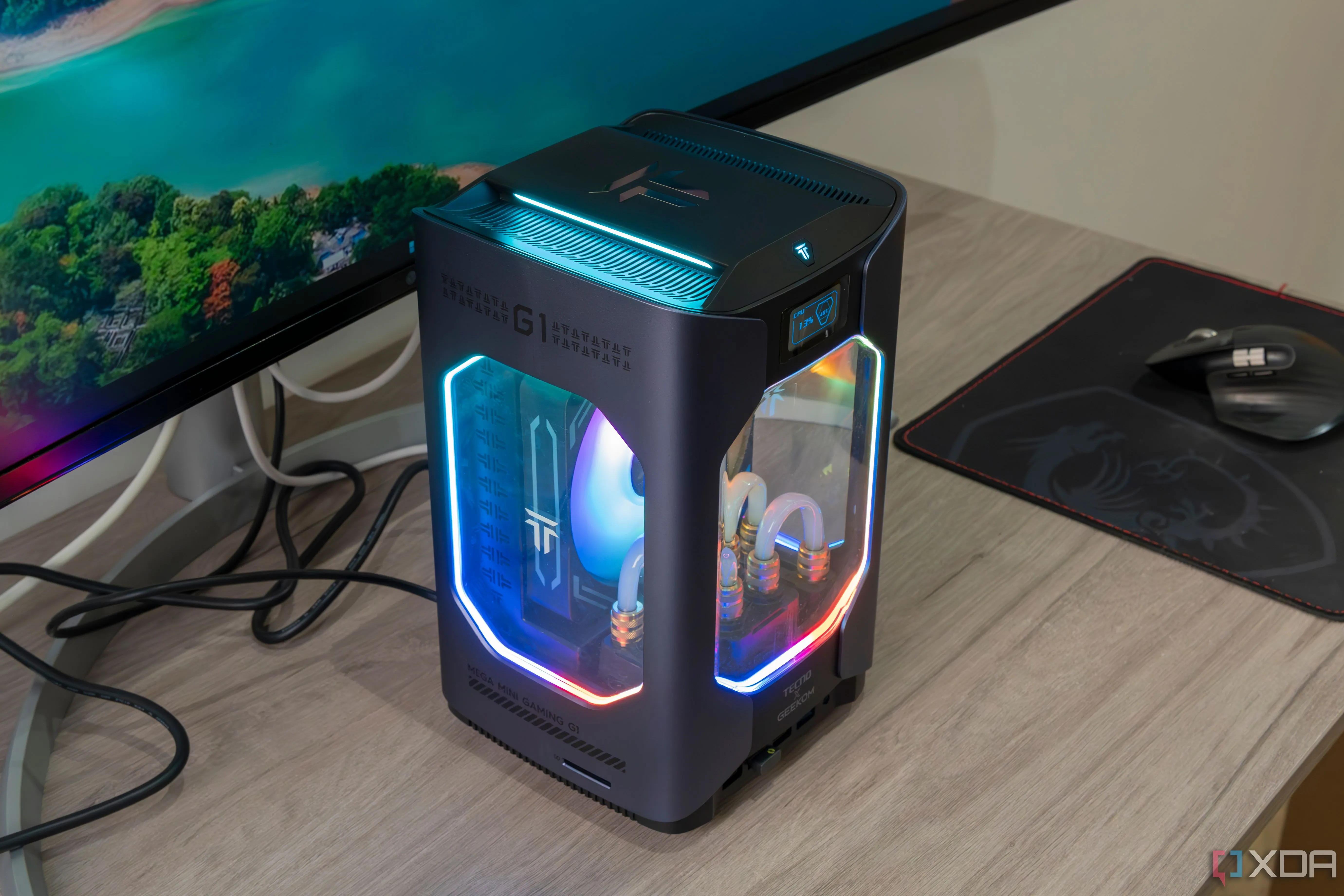 Góc nhìn nghiêng của Geekom Megamini G1 trên bàn gỗ, minh họa cho thiết kế nhỏ gọn và khả năng tản nhiệt hiệu quả của dòng mini PC không gây tiếng ồn.