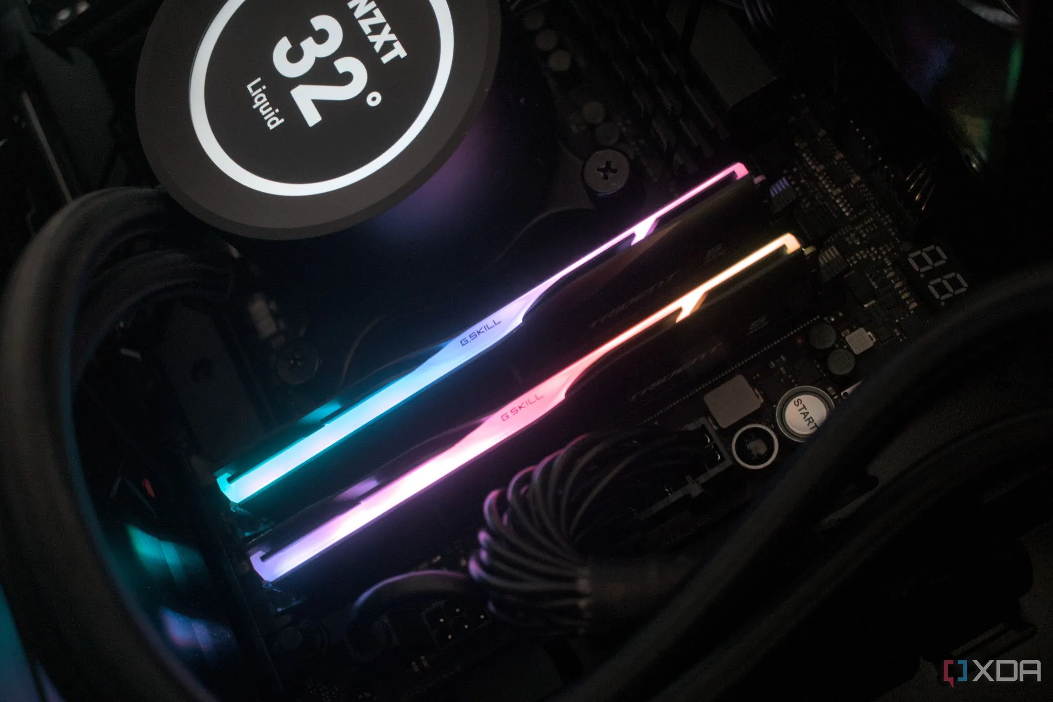 Hình ảnh cận cảnh một thanh RAM G.Skill Trident Z5 RGB DDR5-7200 được lắp đặt trên bo mạch chủ, thể hiện bộ nhớ hiệu năng cao