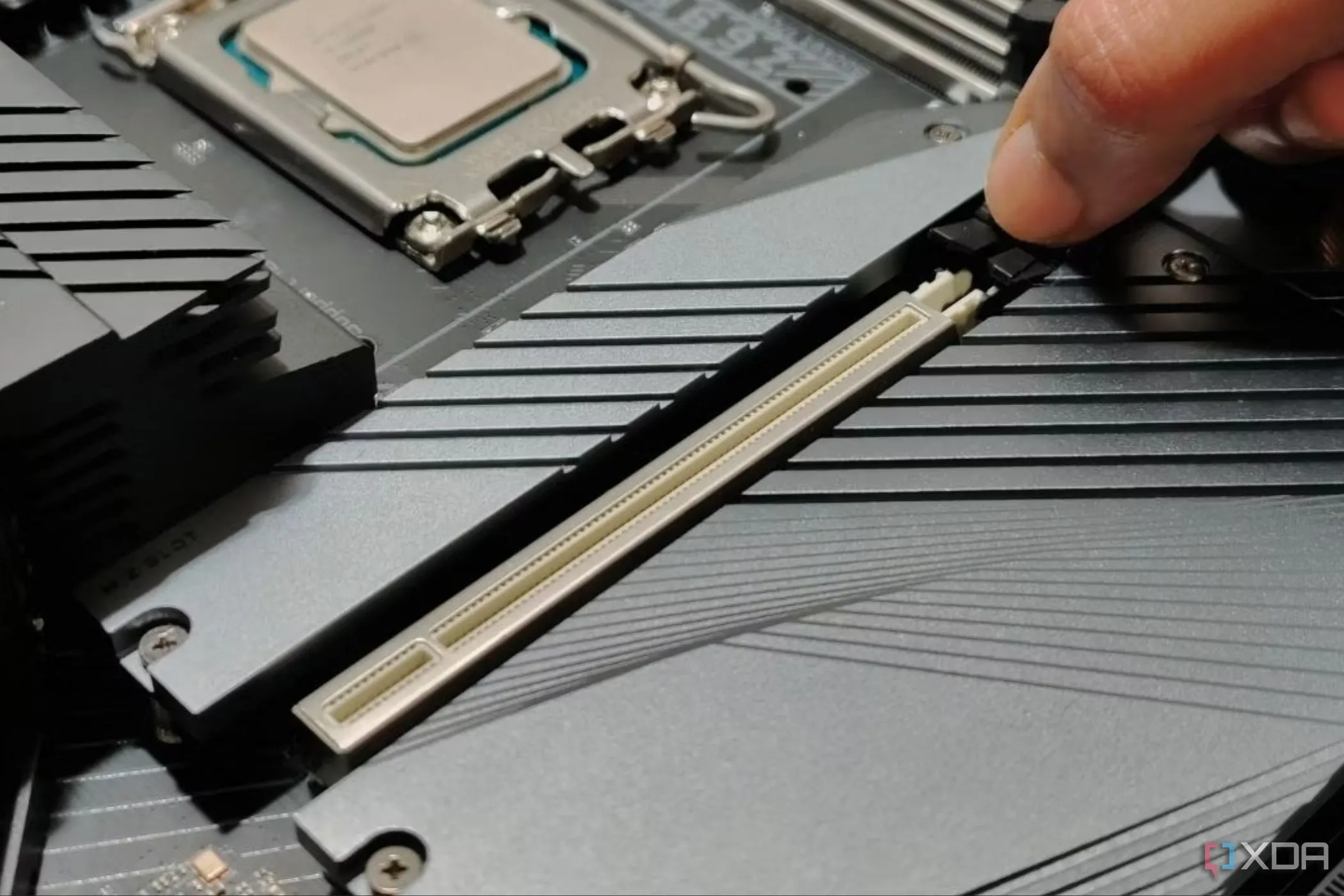 Khe cắm PCIe trên bo mạch chủ, nơi gắn ổ cứng SSD tốc độ cao