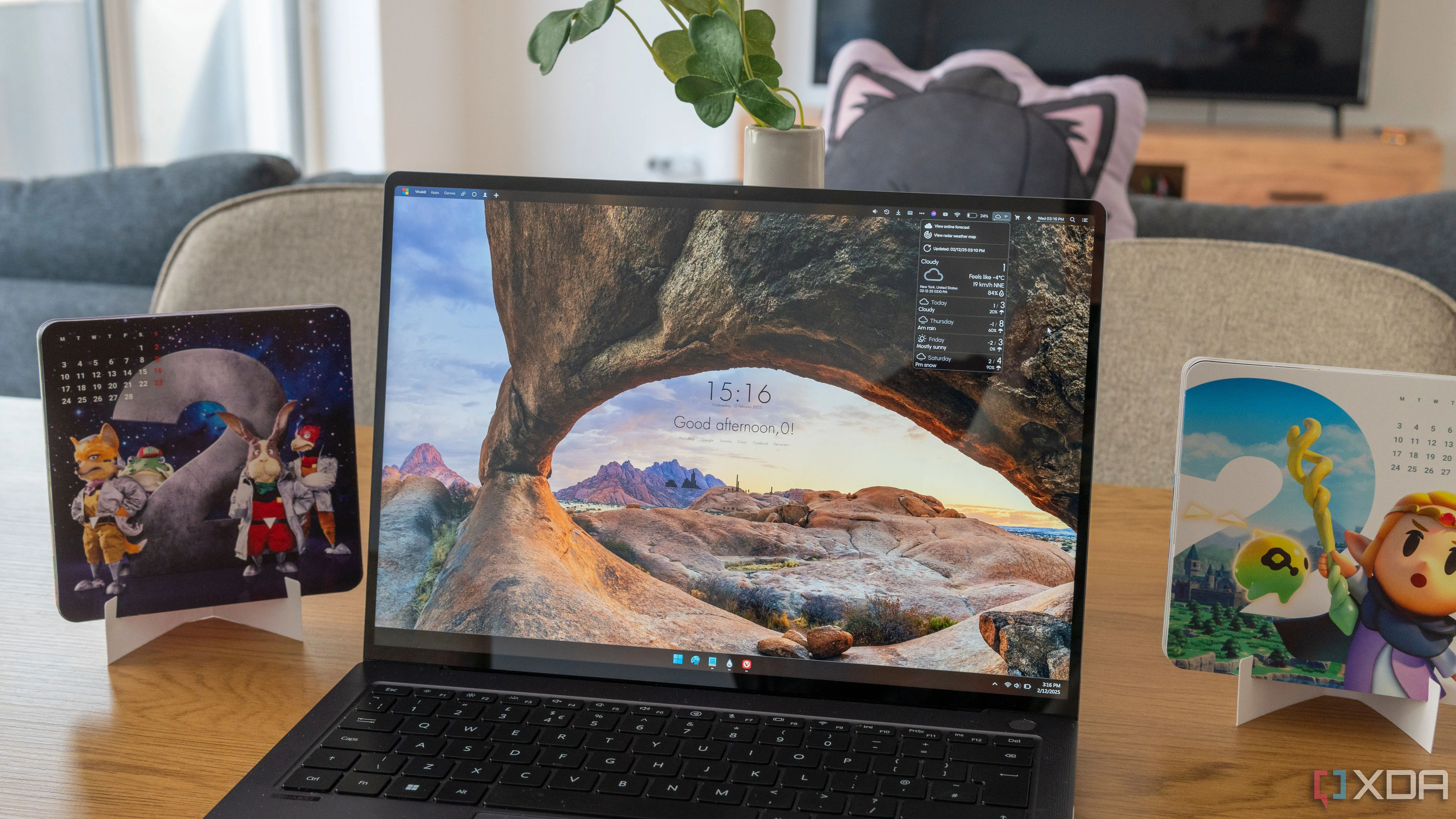 Laptop chạy Windows 11 với Rainmeter skins, hiển thị thanh menu và đồng hồ trên màn hình, tạo giao diện độc đáo.