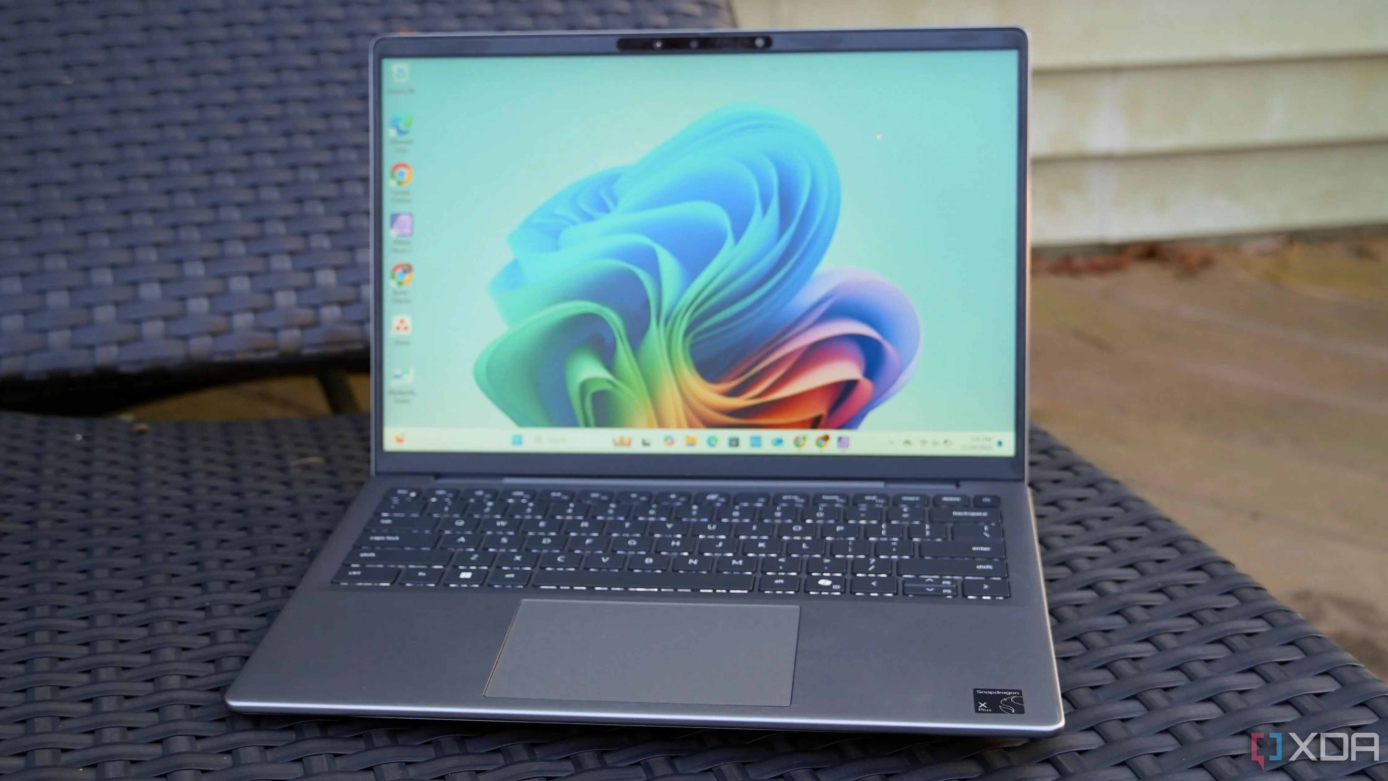 Laptop Dell Inspiron 14 trên ghế dài