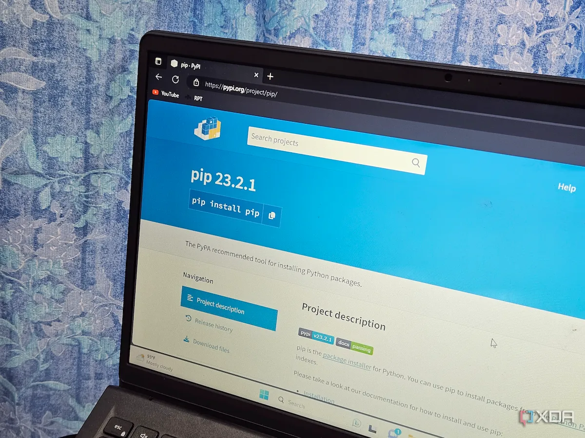 Laptop hiển thị trang Python Package Index (PyPI) trên trình duyệt, minh họa quá trình cài đặt pip cho Python.