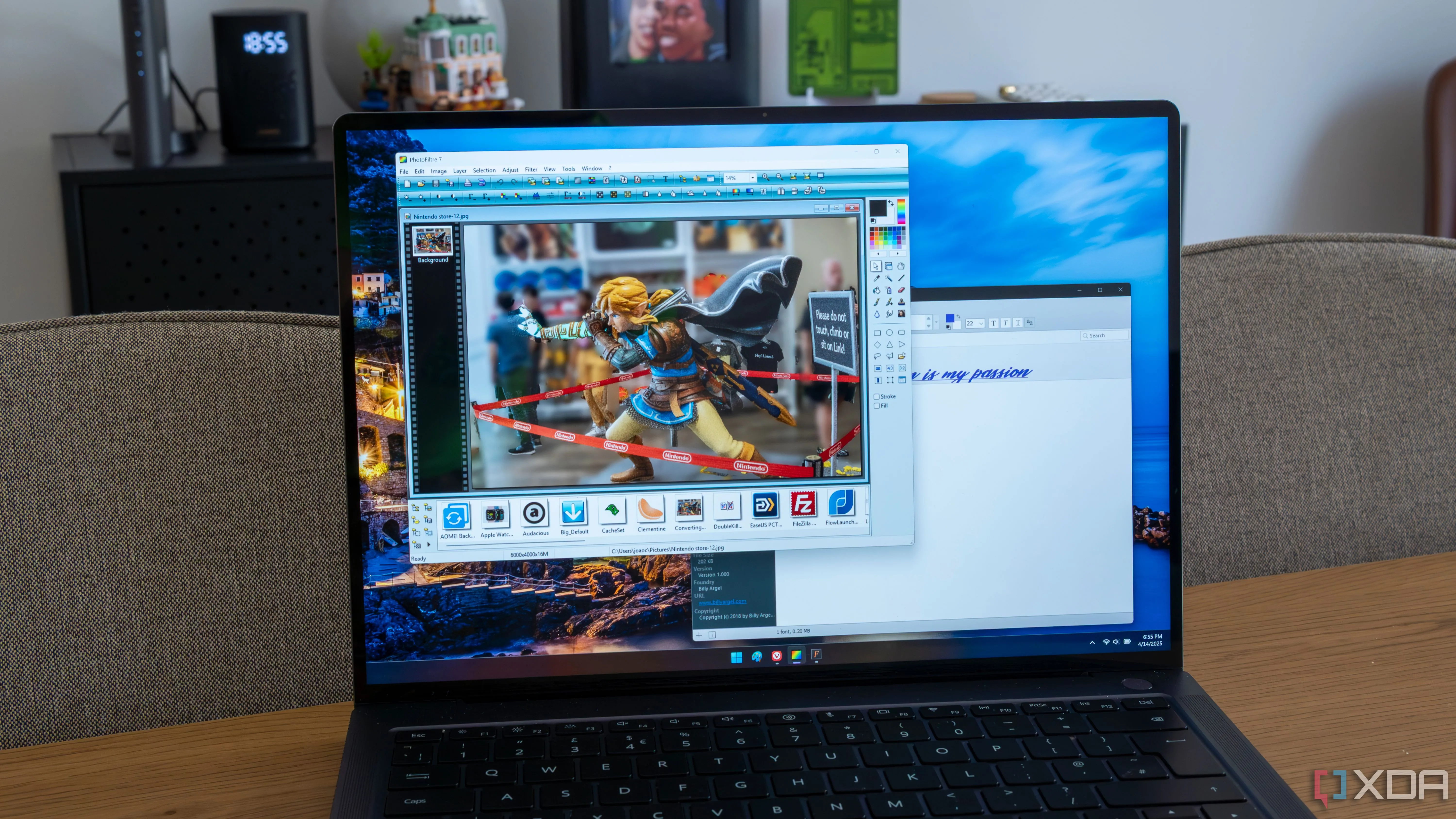 Laptop Windows 11 chạy PhotoFiltre 7 và NexusFont, minh họa các ứng dụng Windows cũ vẫn hoạt động tốt