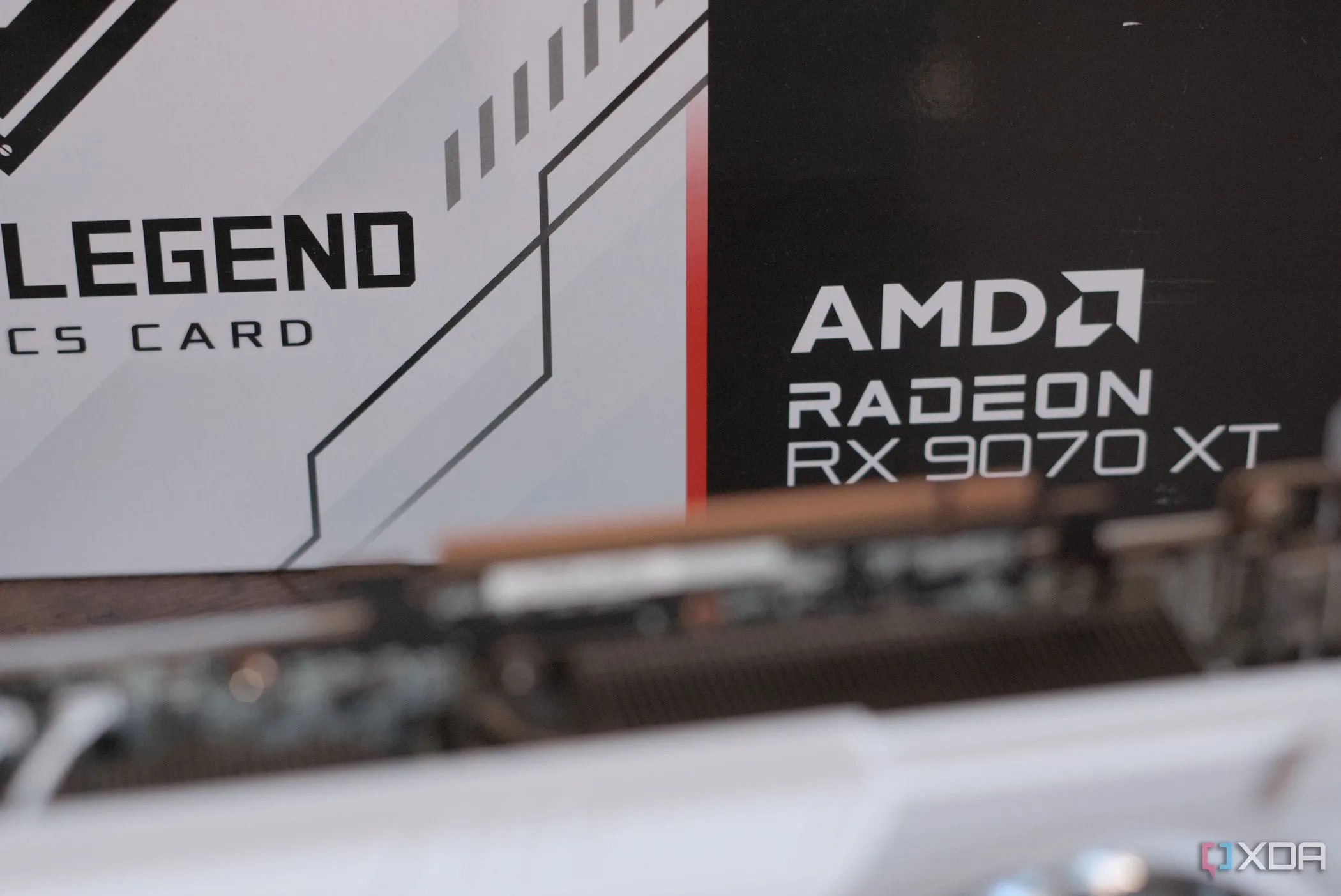 Logo ASRock và dòng chữ Radeon RX trên vỏ hộp card đồ họa AMD