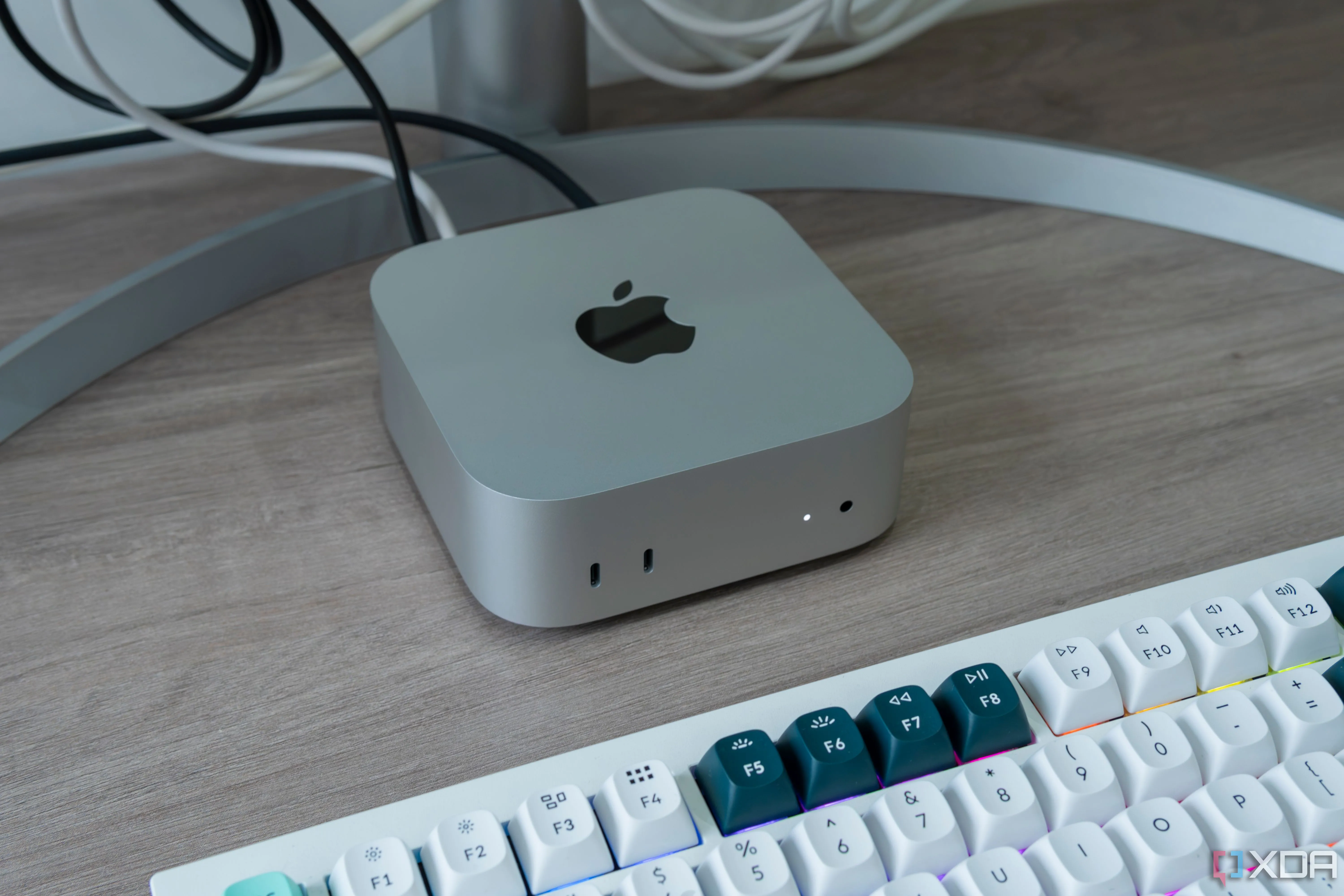 Mac Mini M4 đặt trên bàn làm việc, minh họa cho một trong những dòng mini PC mạnh mẽ và nhỏ gọn lý tưởng cho việc làm máy chủ gia đình.