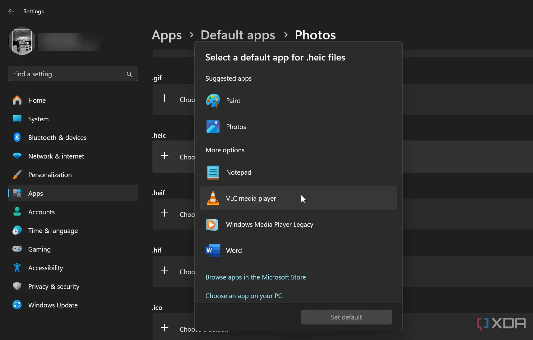 Màn hình cài đặt thay đổi ứng dụng mặc định cho các loại tệp khác nhau trên Windows 11.