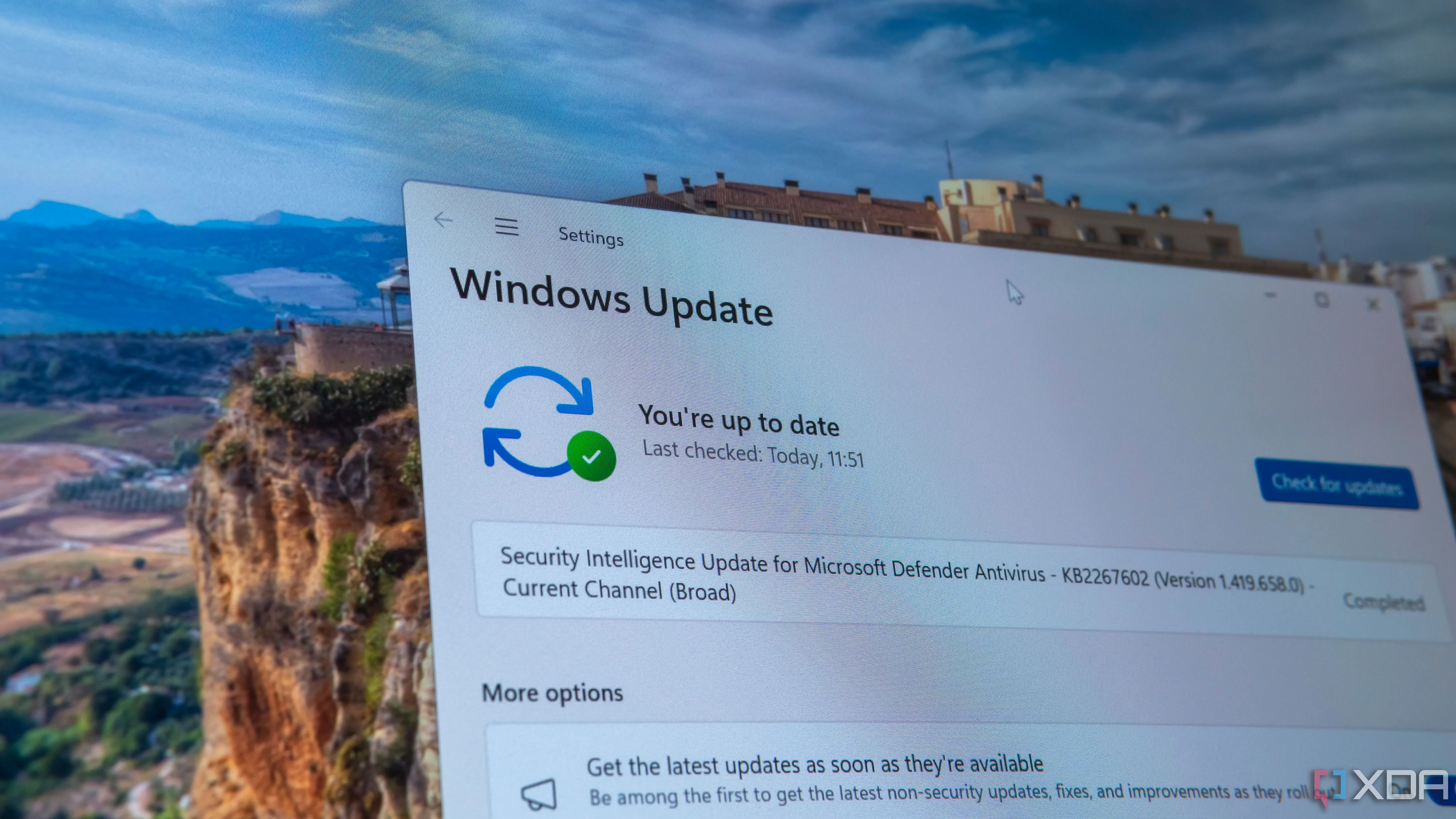 Màn hình cài đặt Windows Update trên Windows 11 hiển thị trạng thái cập nhật và các tùy chọn liên quan