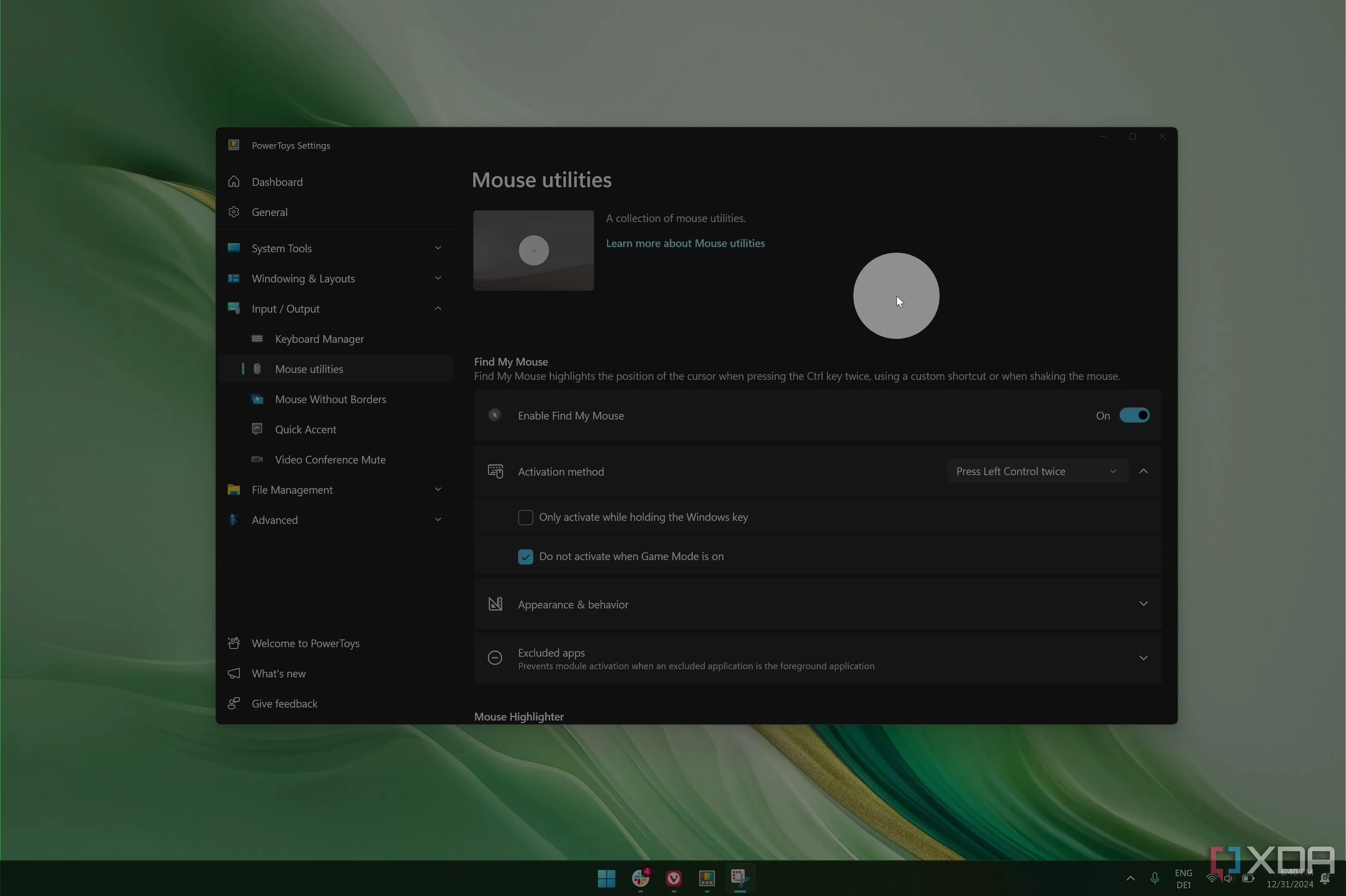 Màn hình desktop Windows 11 với con trỏ chuột được làm nổi bật bằng công cụ Find My Mouse của PowerToys.