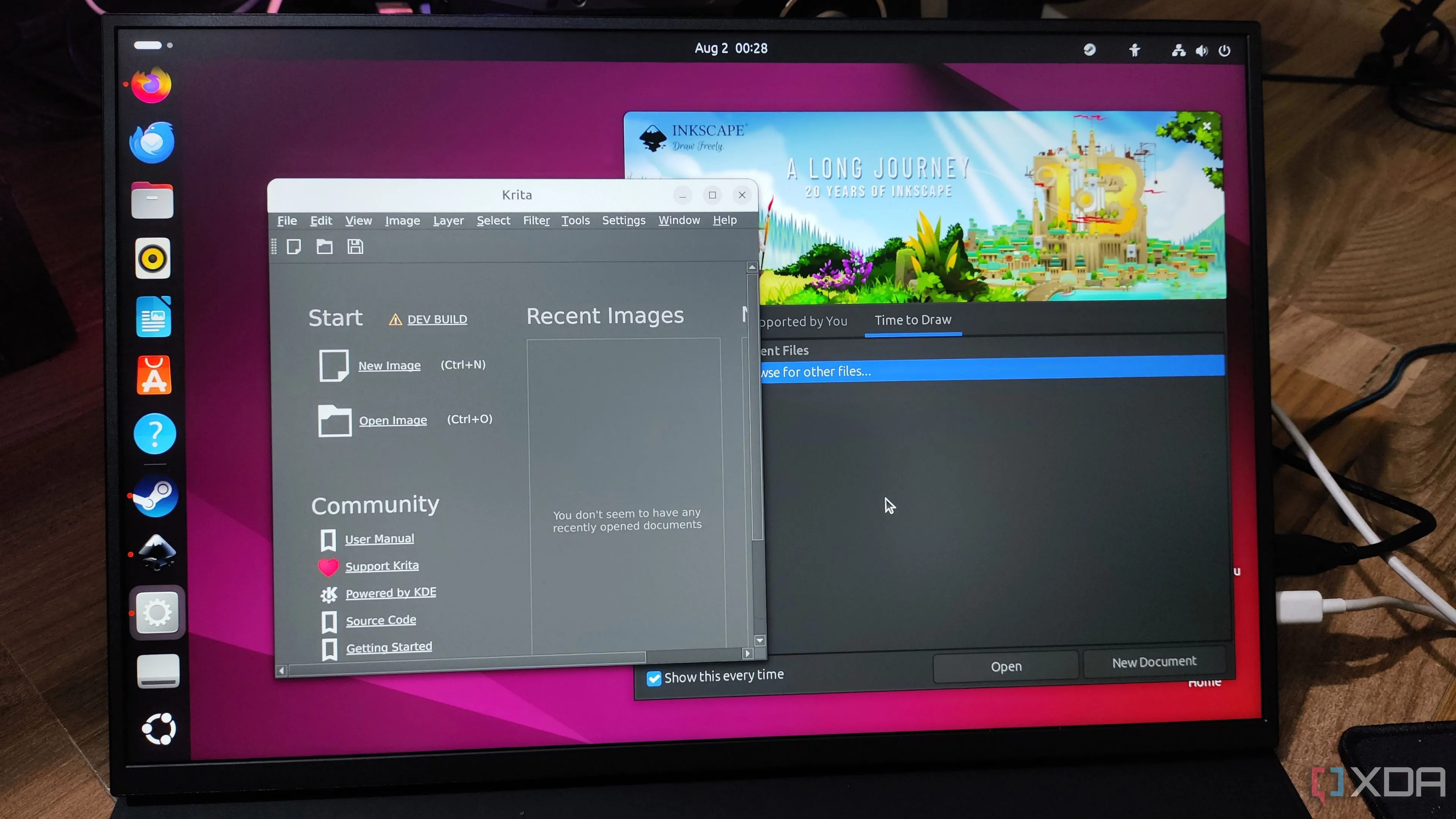 Màn hình hiển thị giao diện Linux với các ứng dụng Inkscape và Krita, minh họa trải nghiệm sử dụng hệ điều hành Linux.
