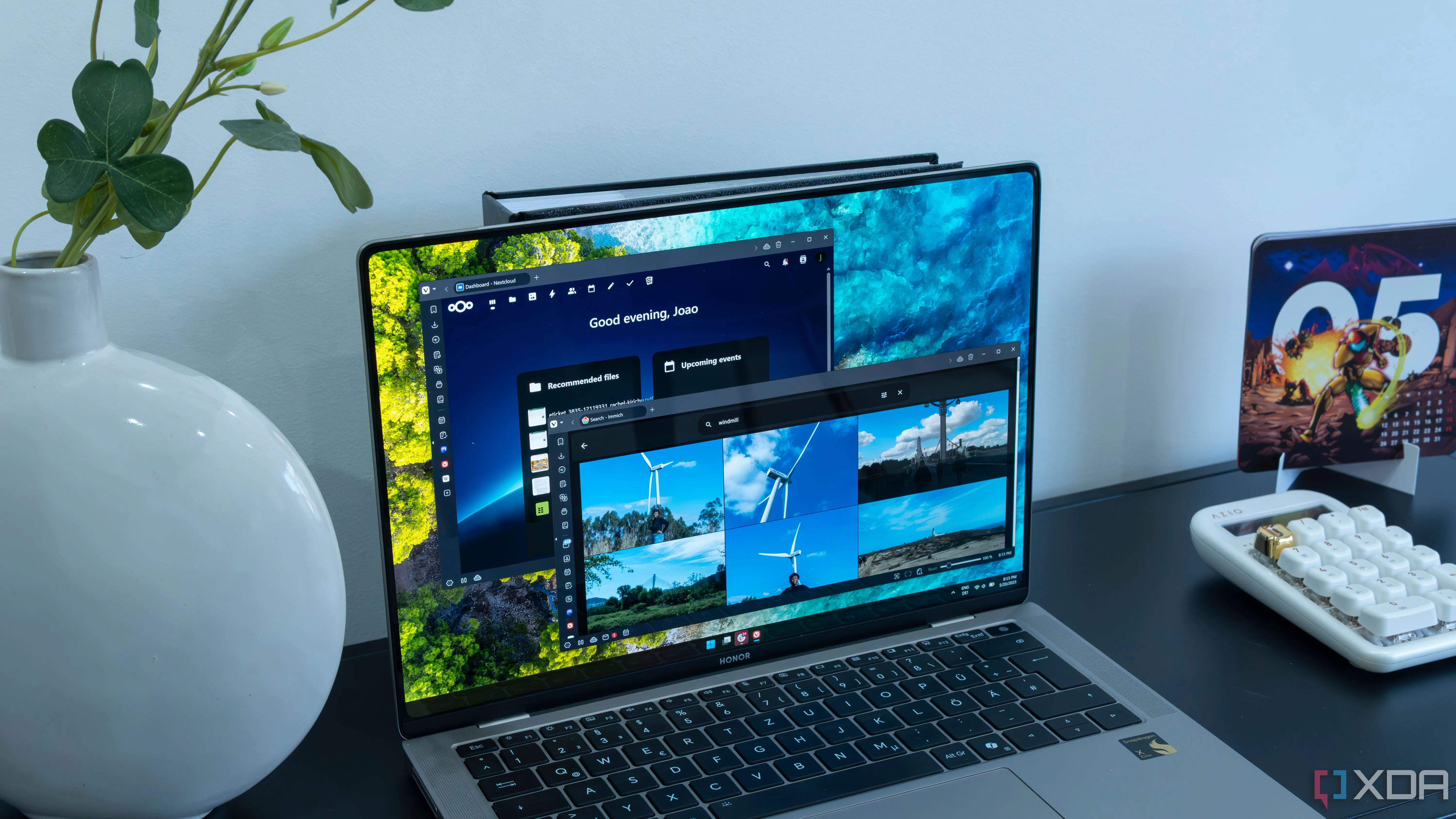 Màn hình laptop hiển thị giao diện của Immich và Nextcloud trên trình duyệt web, minh họa các dịch vụ đám mây tự host phổ biến.