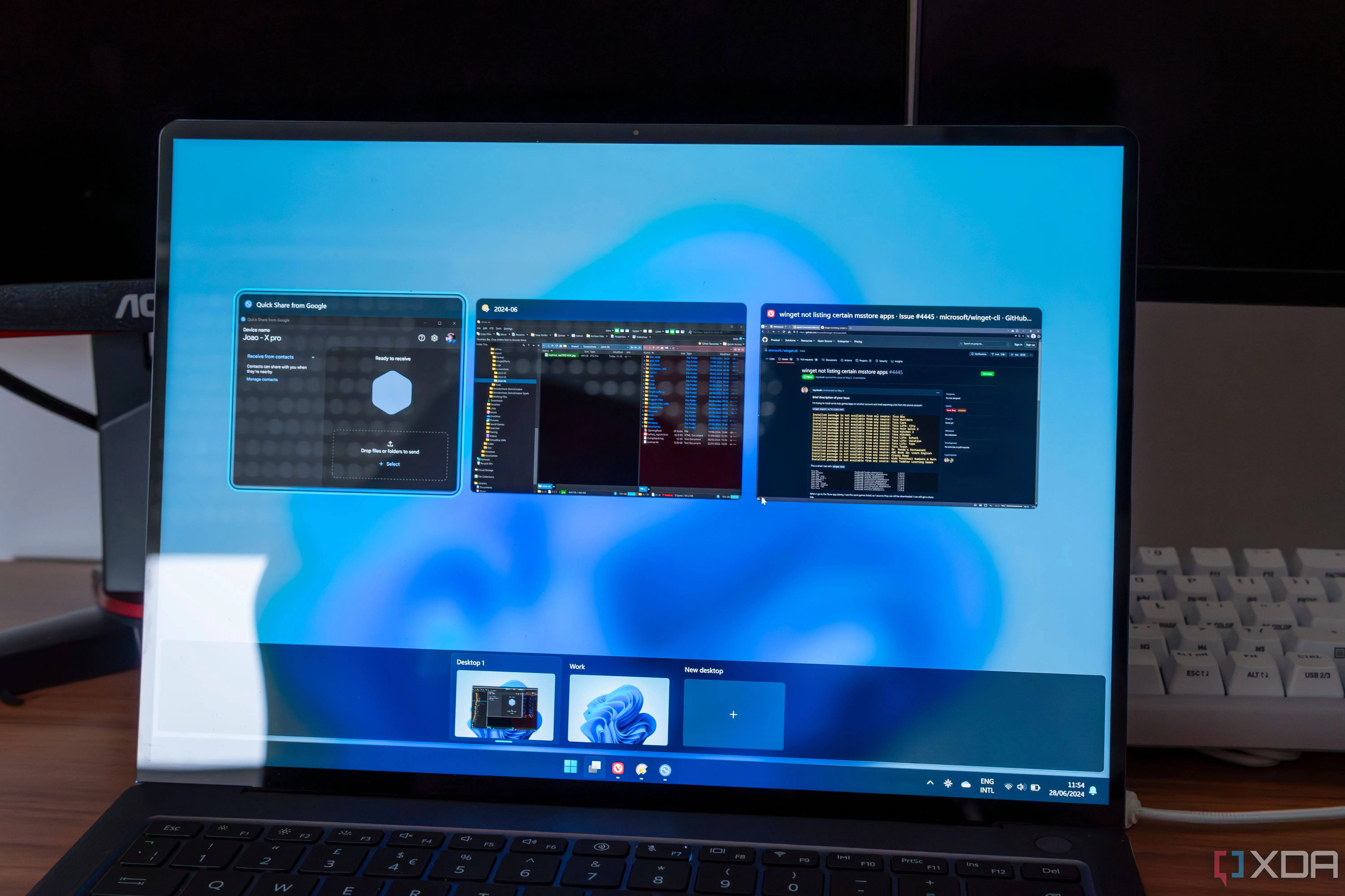 Màn hình laptop Windows 11 hiển thị giao diện Task View với nhiều màn hình ảo, giúp quản lý không gian làm việc hiệu quả.