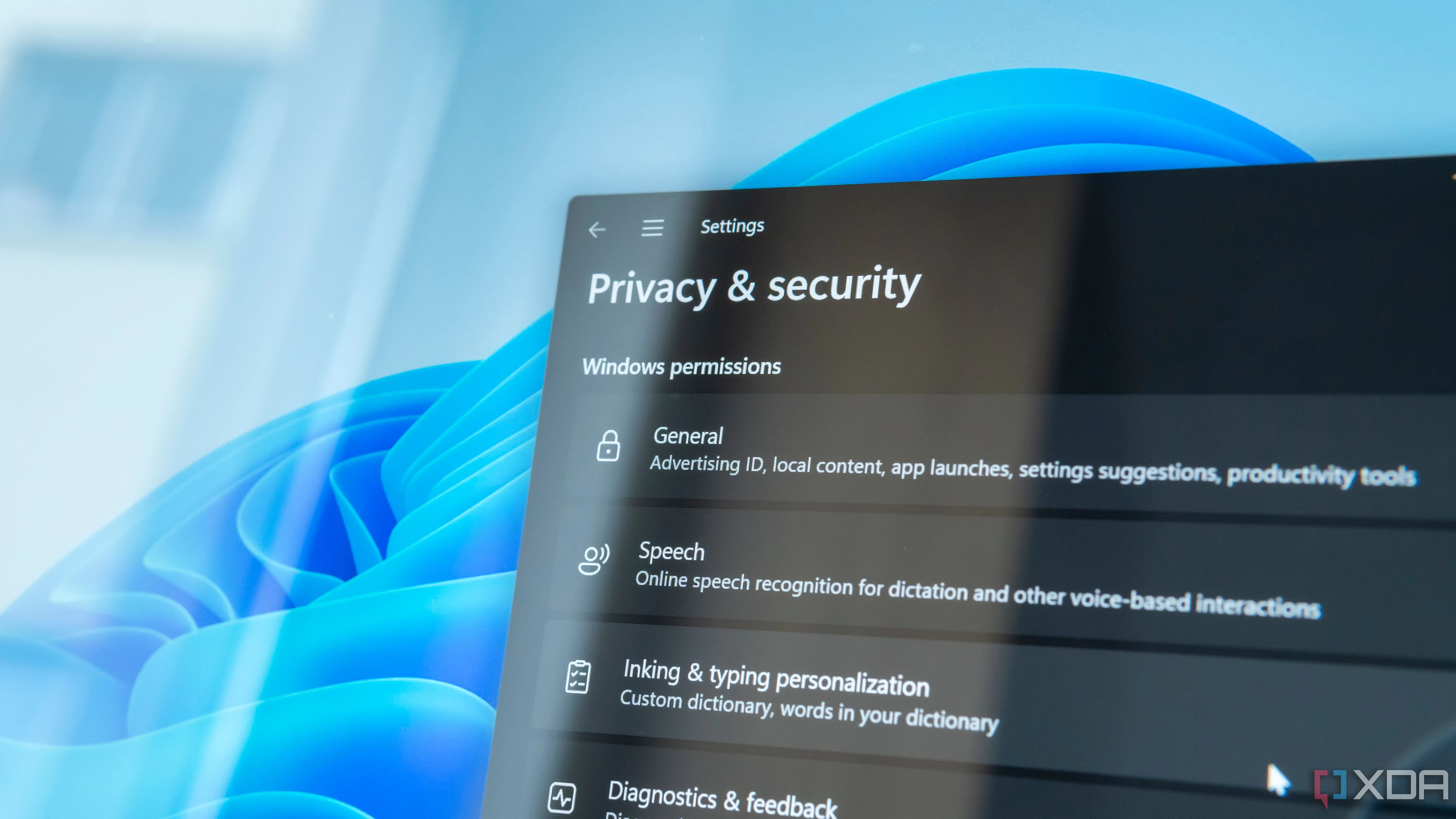 Màn hình máy tính Windows 11 hiển thị các tùy chọn cài đặt quyền riêng tư và bảo mật