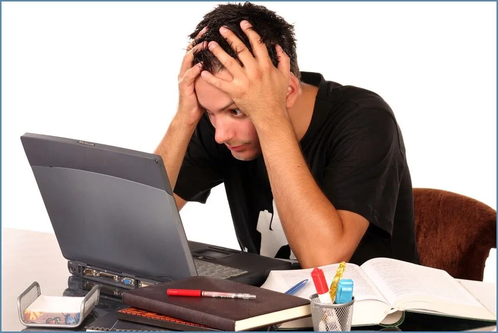 Màn hình máy tính Windows hiển thị thông báo lỗi hoặc tình trạng treo không phản hồi
