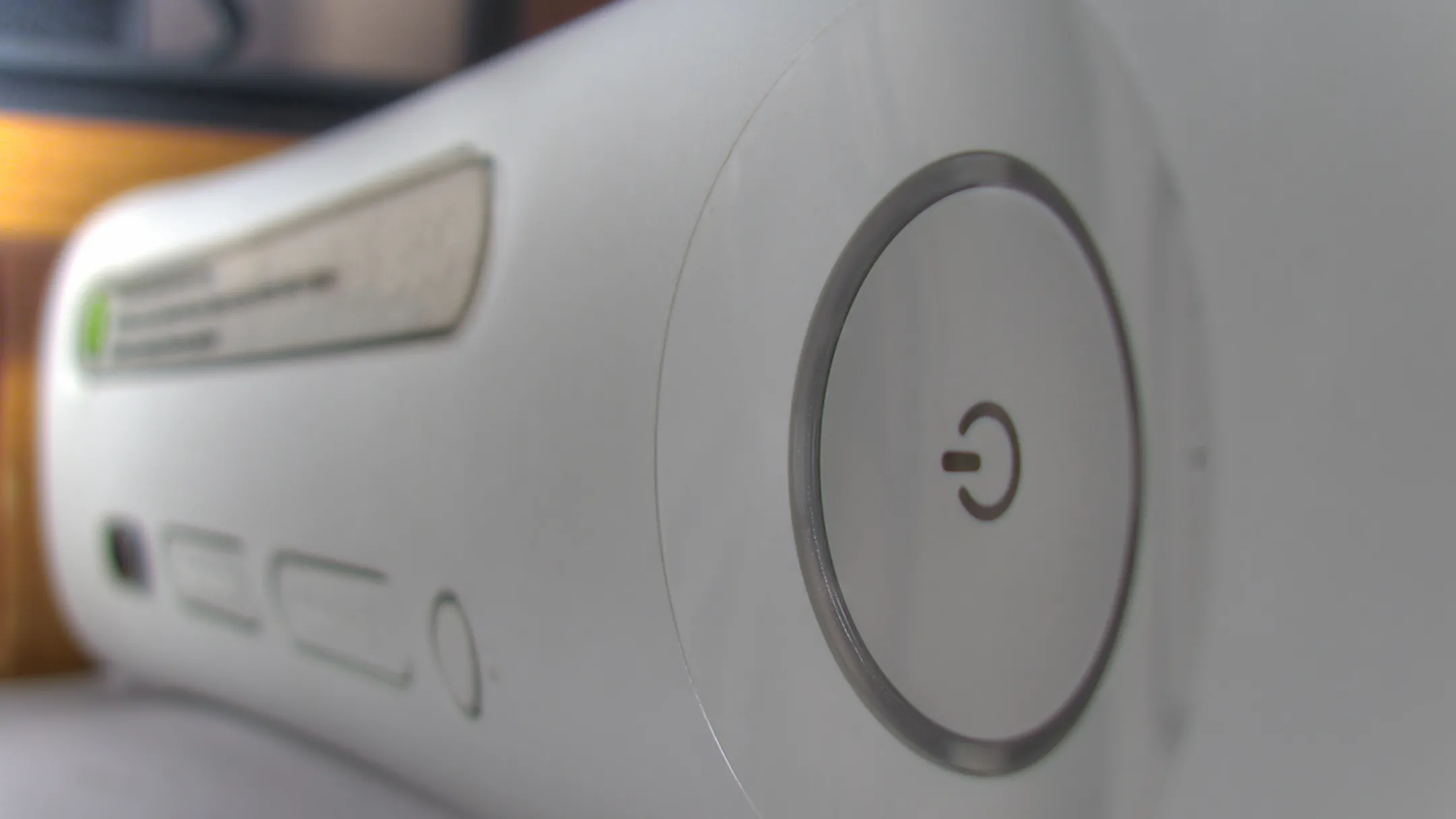 Máy chơi game console Xbox 360 đời đầu với logo Xbox nổi bật