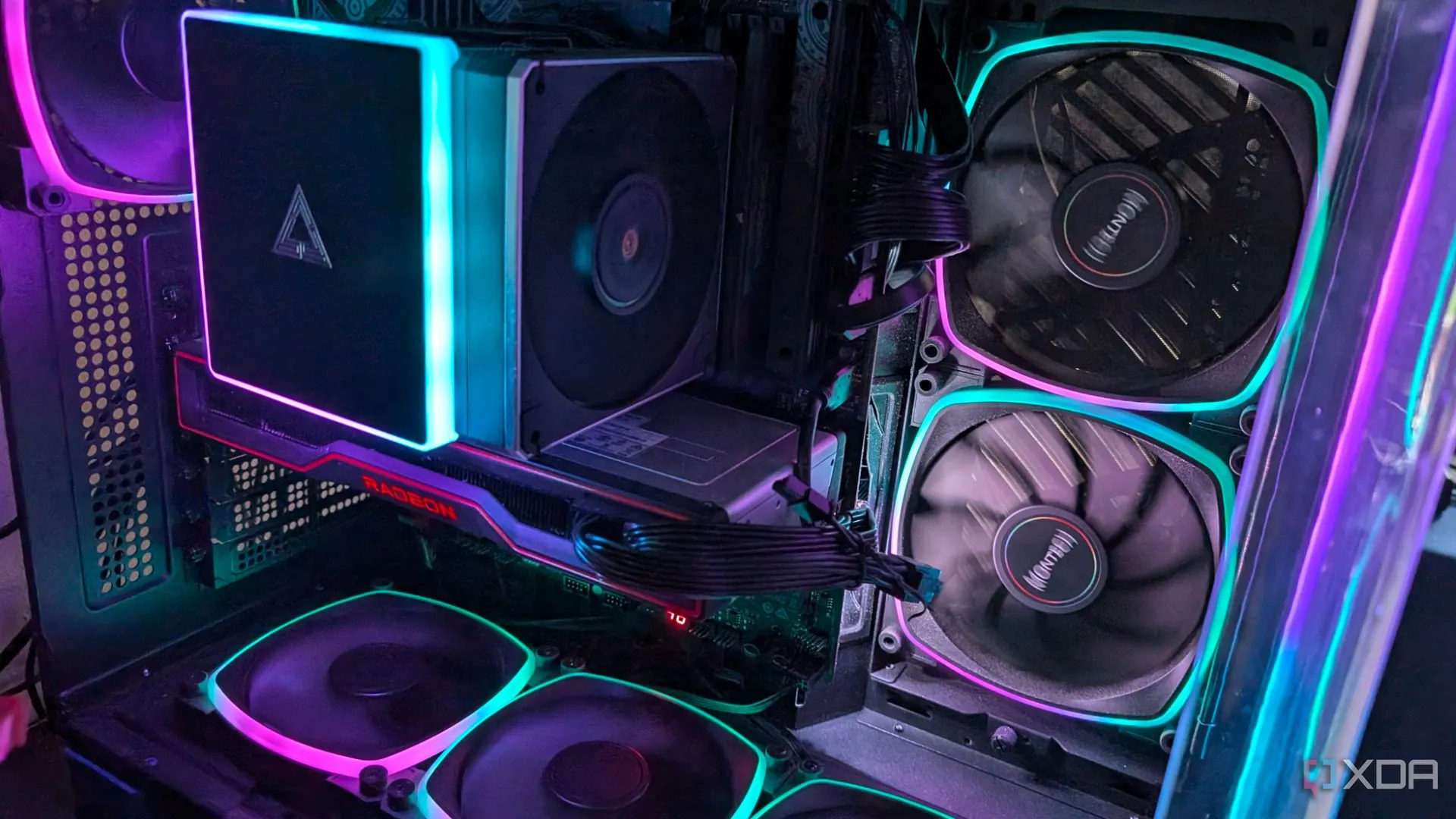 Máy tính chơi game với đèn RGB và card đồ họa AMD, minh họa cho việc kiểm soát nhiệt độ và quản lý quạt PC hiệu quả.