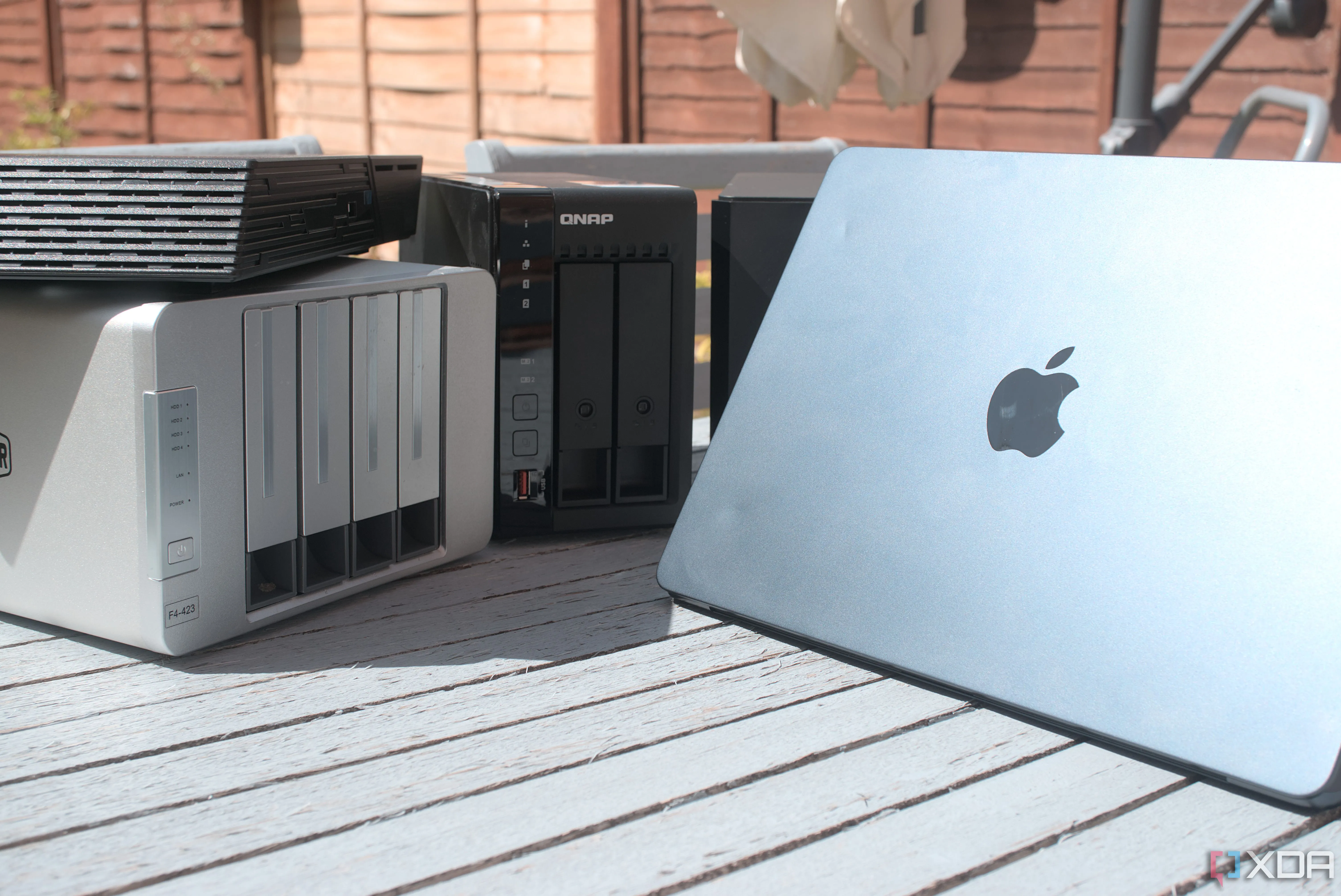 Máy tính MacBook Air và thiết bị NAS trong một không gian làm việc