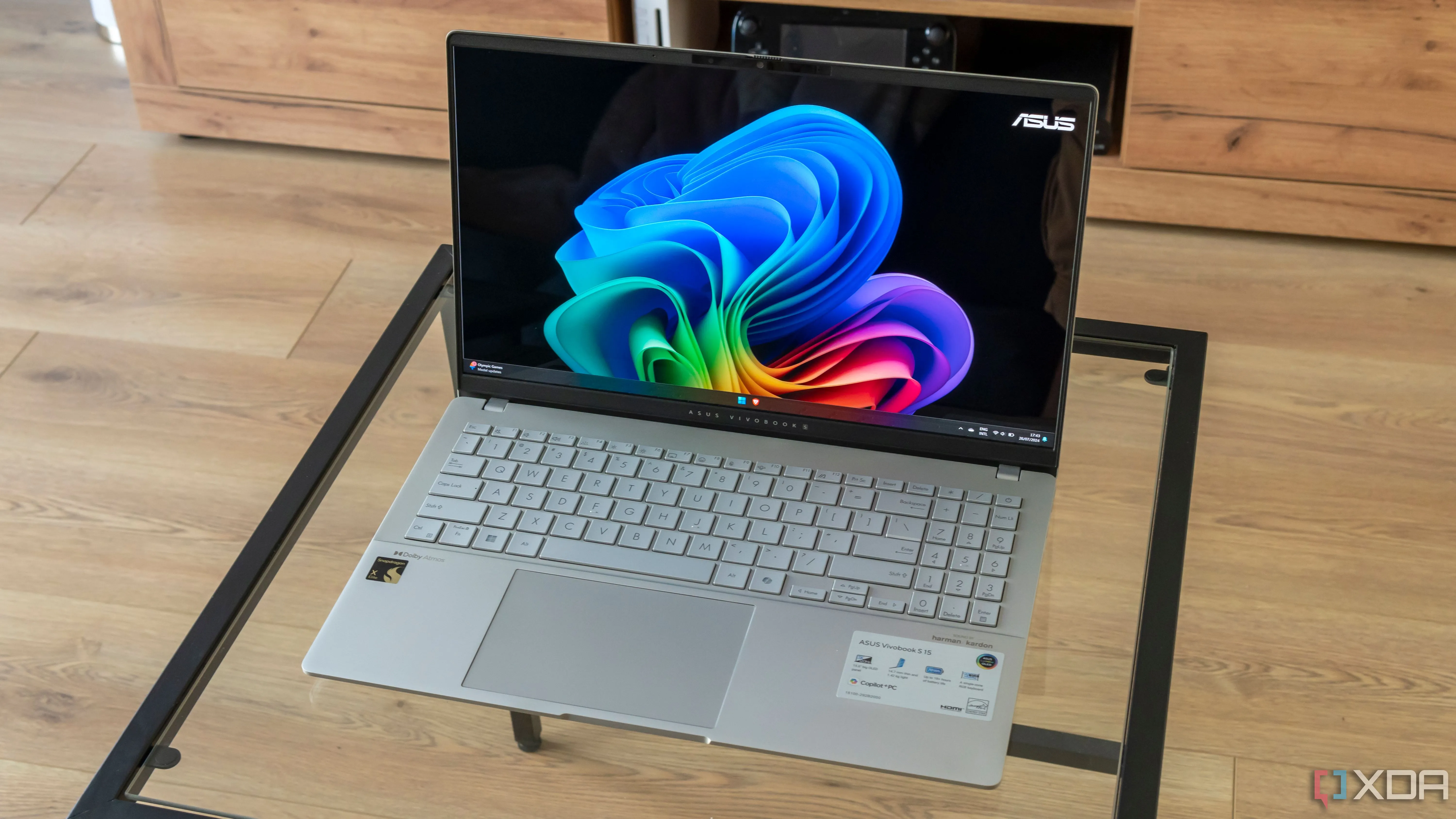 Máy tính xách tay Asus Vivobook S 15 hiển thị màn hình desktop Windows 11, tượng trưng cho hệ điều hành bị lỗi