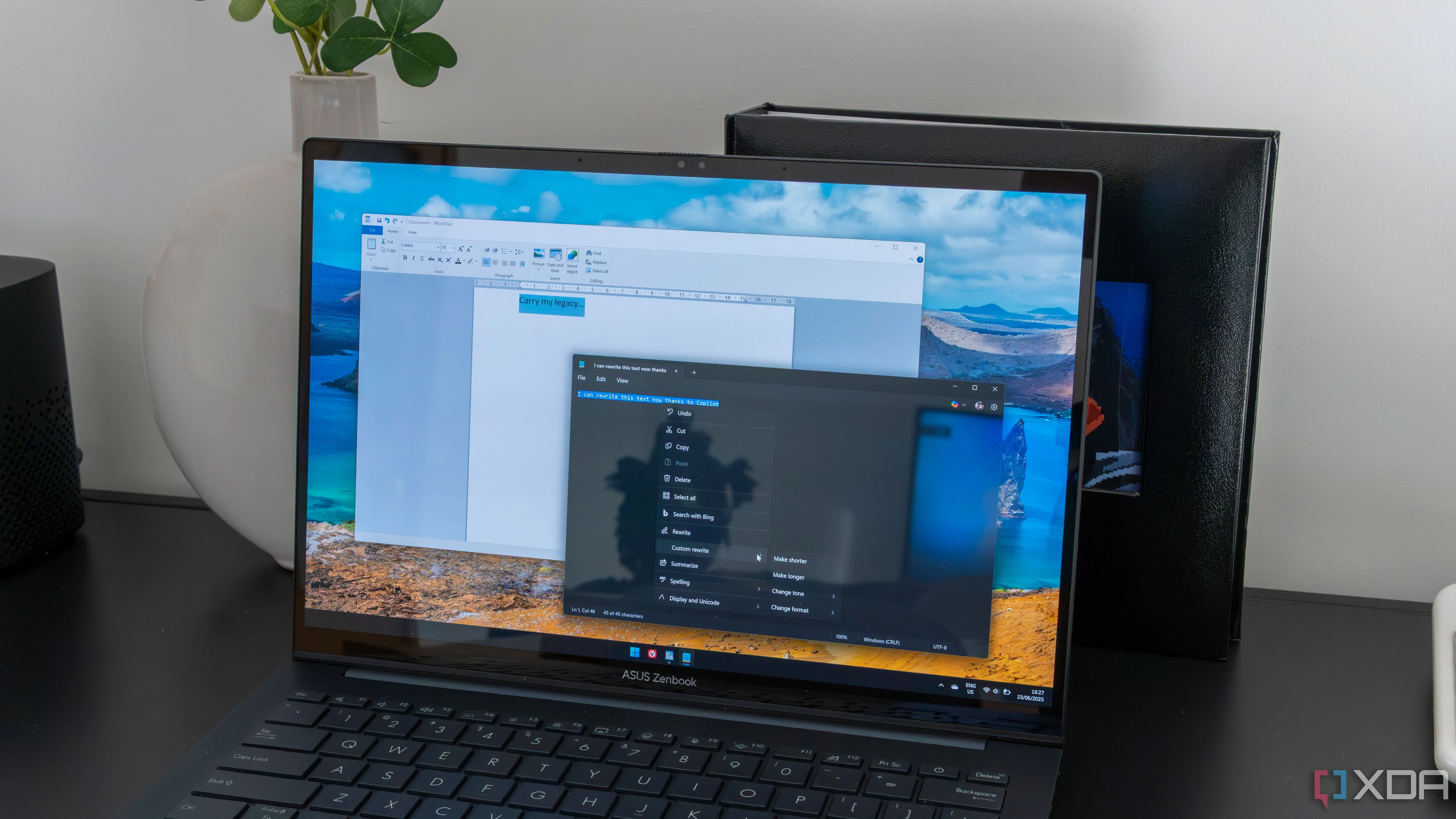 Máy tính xách tay chạy Windows 11 hiển thị WordPad và Notepad, minh họa giao diện cơ bản và sự thiếu sót tính năng tùy chỉnh của hệ điều hành này.