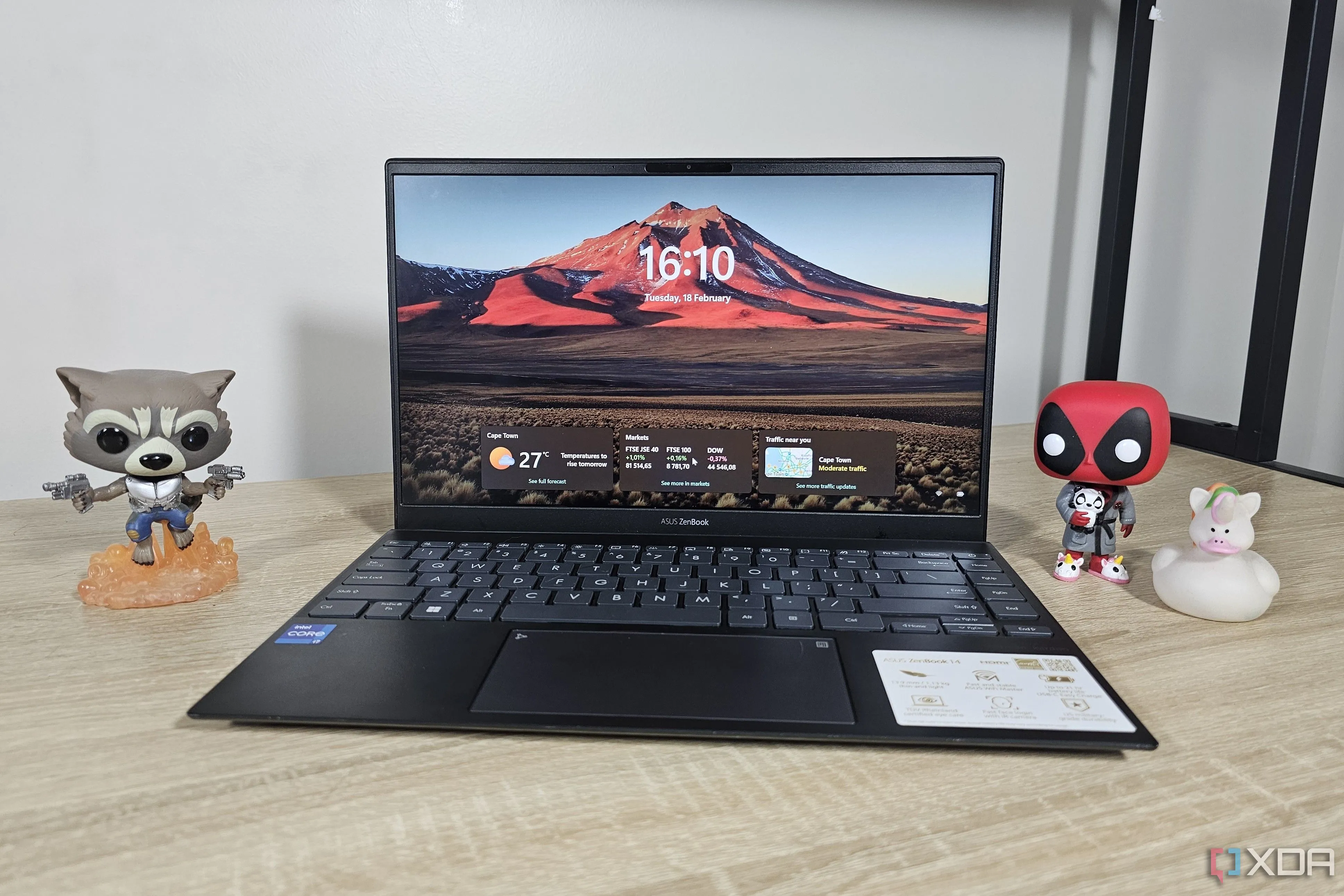 Máy tính xách tay chạy Windows 11 mới trên bàn làm việc, tượng trưng cho giải pháp mua mới của Microsoft
